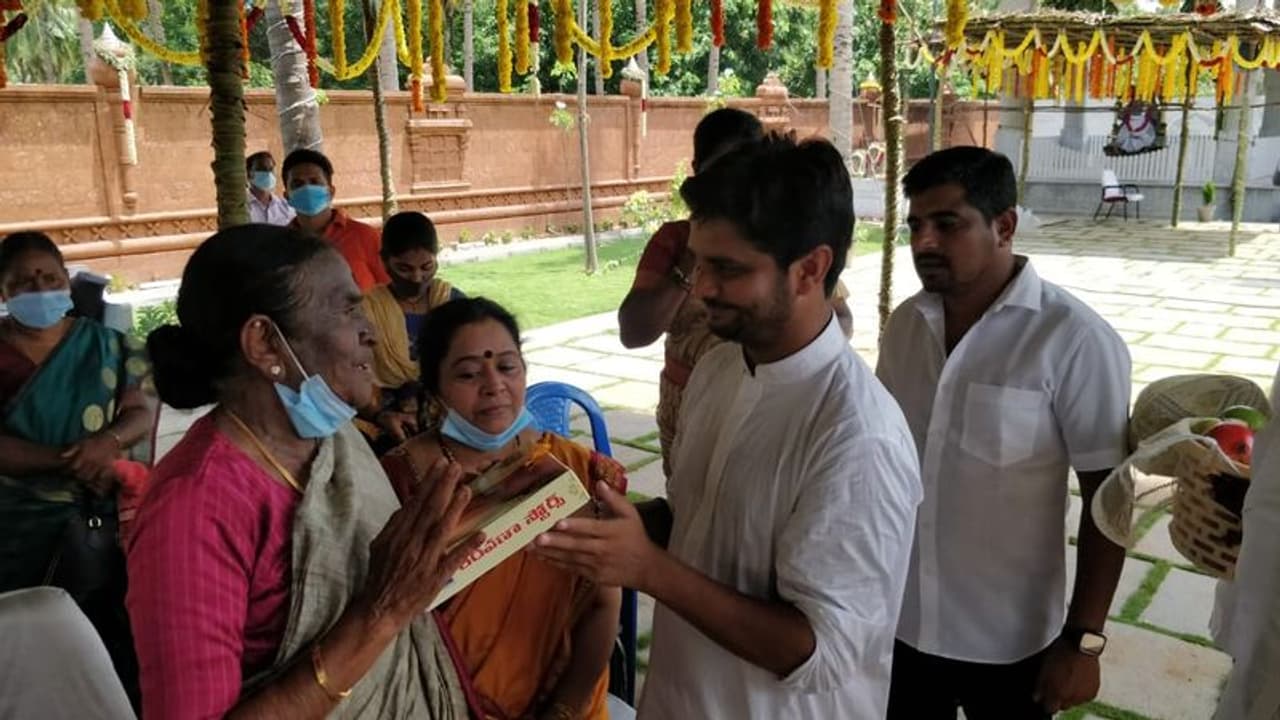 <p>ಚೆನ್ನೈ ವಿಮಾನ ನಿಲ್ದಾಣದ ಬಳಿ ನಟ ಅರ್ಜುನ ಸರ್ಜಾ ಕುಟುಂಬ ಆಂಜನೇಯಸ್ವಾಮಿ ದೇವಸ್ಥಾನವನ್ನು ಕಟ್ಟಿಸಿದೆ.</p>