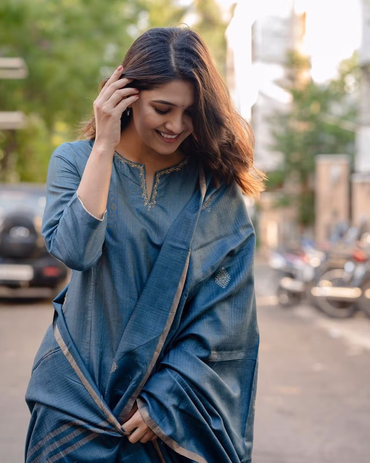 <p>விமானப் பணிப்பெண்ணாக பணியாற்றி மெல்ல சின்னத்திரையில் கால்பதித்து, தற்போது வெள்ளித்திரையில் மிளிரும் வாய்ப்புக்கள் எல்லாம் அனைவருக்கும் எளிதில் கிடைத்துவிடாது.</p><p> </p> <p>விமானப் பணிப்பெண்ணாக பணியாற்றி மெல்ல சின்னத்திரையில் கால்பதித்து, தற்போது வெள்ளித்திரையில் மிளிரும் வாய்ப்புக்கள் எல்லாம் அனைவருக்கும் எளிதில் கிடைத்துவிடாது.</p><p> </p>