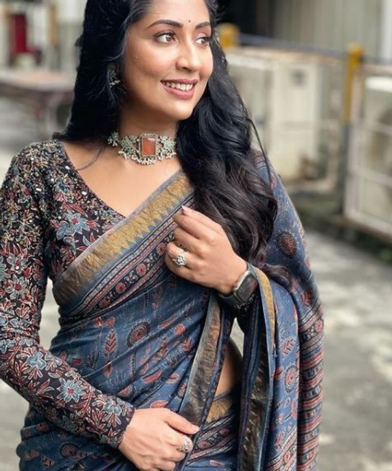 <p>വിവാഹശേഷം സിനിമയിൽ അത്ര സജീവമല്ലെങ്കിലും സോഷ്യൽ മീഡിയയിൽ നവ്യ നായർ സജീവമാണ്. ഇപ്പോഴിയതാ നവ്യയുടെ സാരിയിൽ സ്റ്റൈലിഷ് ലുക്കിലുളള പുത്തൻ ചിത്രങ്ങൾ സോഷ്യൽ മീഡിയയിൽ വെെറലാകുന്നു.</p> <p>വിവാഹശേഷം സിനിമയിൽ അത്ര സജീവമല്ലെങ്കിലും സോഷ്യൽ മീഡിയയിൽ നവ്യ നായർ സജീവമാണ്. ഇപ്പോഴിയതാ നവ്യയുടെ സാരിയിൽ സ്റ്റൈലിഷ് ലുക്കിലുളള പുത്തൻ ചിത്രങ്ങൾ സോഷ്യൽ മീഡിയയിൽ വെെറലാകുന്നു.</p>