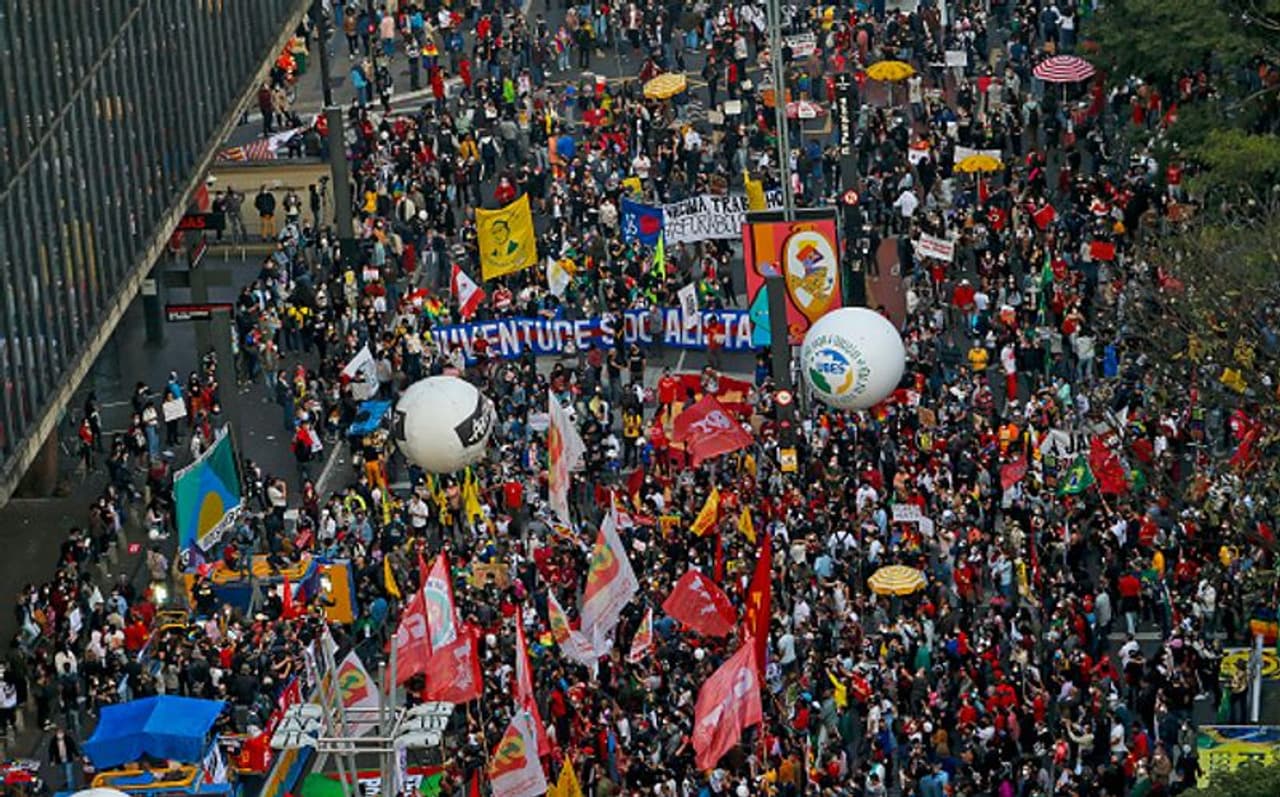 <p>പ്രതിഷേധത്തില് പങ്കെടുത്ത കോണ്ഗ്രസ് വുമണും ബ്രസീലിയന് ലെഫ്റ്റ് മുതിര്ന്ന നേതാവുമായ 79 കാരി ബെനഡിറ്റ ഡാ സില്വ പറഞ്ഞത് ജനങ്ങള് ഉണര്ന്നിരിക്കുന്നു എന്നാണ്. ഈ രാക്ഷസനെ അധികാരത്തില് നിന്നും പുറത്താക്കാനും ബ്രസീലിനെ തിരിച്ചുകൊണ്ടുവരാനും വേണ്ടിയാണ് താനിന്നീ പ്രതിഷേധത്തില് പങ്കാളിയാകുന്നത് എന്ന് 64 കാരിയായ മാഗ്ഡ സൌസ, തന്റെ ഭർത്താവ് ജോസ് ബാപ്റ്റിസയ്ക്കൊപ്പം റിയോ നഗരത്തിലെ പ്രതിഷേധത്തില് പങ്കാളിയാകവെ പറയുന്നു. </p> <p>പ്രതിഷേധത്തില് പങ്കെടുത്ത കോണ്ഗ്രസ് വുമണും ബ്രസീലിയന് ലെഫ്റ്റ് മുതിര്ന്ന നേതാവുമായ 79 കാരി ബെനഡിറ്റ ഡാ സില്വ പറഞ്ഞത് ജനങ്ങള് ഉണര്ന്നിരിക്കുന്നു എന്നാണ്. ഈ രാക്ഷസനെ അധികാരത്തില് നിന്നും പുറത്താക്കാനും ബ്രസീലിനെ തിരിച്ചുകൊണ്ടുവരാനും വേണ്ടിയാണ് താനിന്നീ പ്രതിഷേധത്തില് പങ്കാളിയാകുന്നത് എന്ന് 64 കാരിയായ മാഗ്ഡ സൌസ, തന്റെ ഭർത്താവ് ജോസ് ബാപ്റ്റിസയ്ക്കൊപ്പം റിയോ നഗരത്തിലെ പ്രതിഷേധത്തില് പങ്കാളിയാകവെ പറയുന്നു. </p>