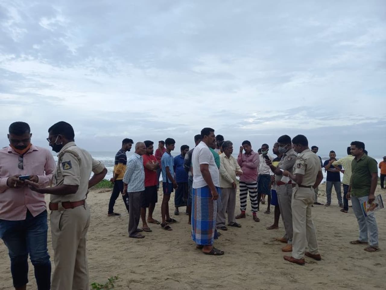 <p>ಮೀನುಗಾರಿಕೆಗೆ ತೆರಳಿದ್ದ ನಾಡದೋಣಿ ಮುಳುಗಡೆ</p> <p>ಮೀನುಗಾರಿಕೆಗೆ ತೆರಳಿದ್ದ ನಾಡದೋಣಿ ಮುಳುಗಡೆ</p>