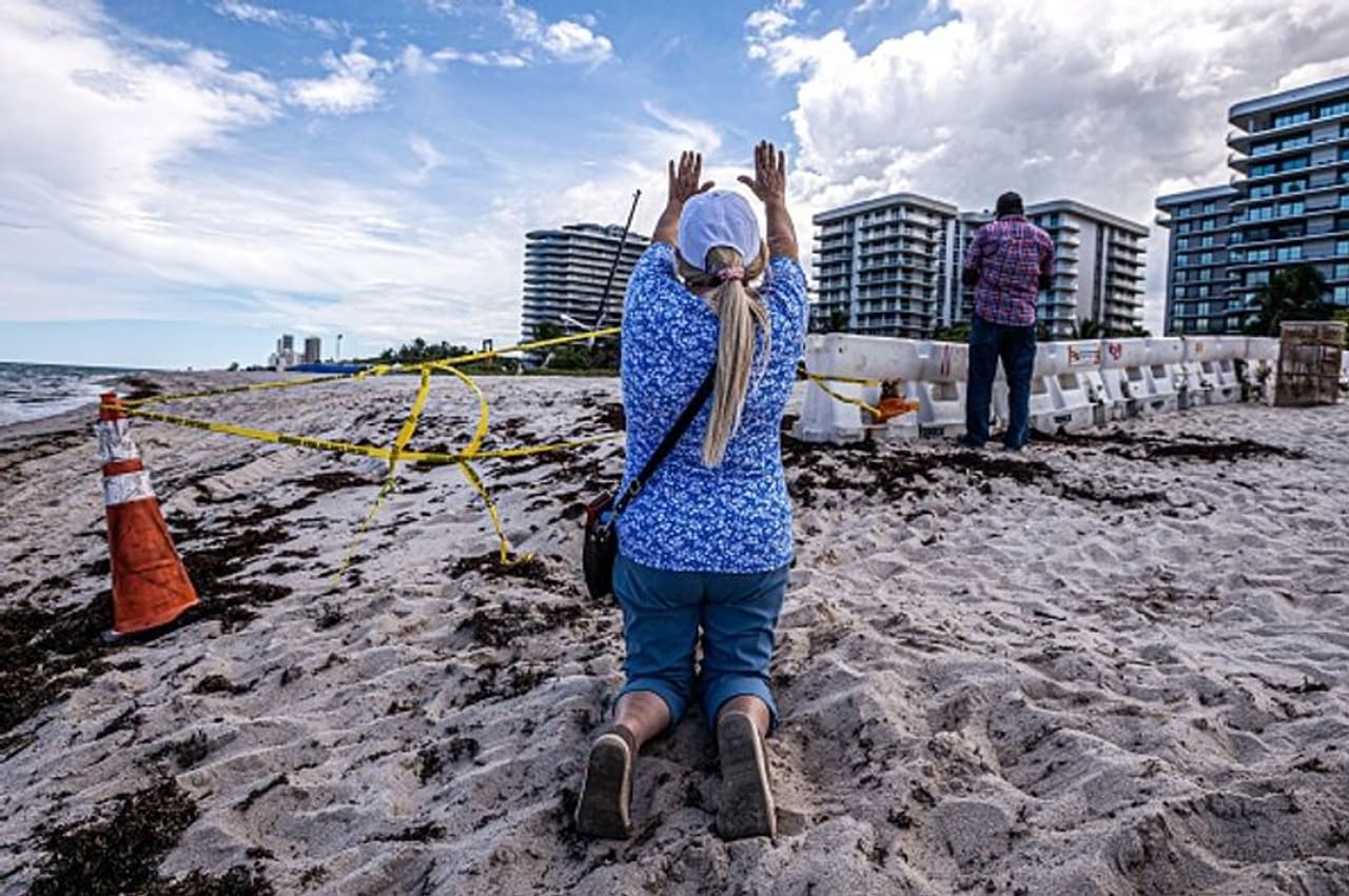 <p>തകർന്ന കെട്ടിടാവശിഷ്ടത്തില് നിന്ന് 4.8 ദശലക്ഷം പൗണ്ട് കോൺക്രീറ്റ് നീക്കം ചെയ്തതായി ലെവിൻ കാവ അറിയിച്ചു. പ്രതികൂല കാലാവസ്ഥ തിരച്ചിലിനെ തടസ്സപ്പെടുത്തുന്നുണ്ട്. രക്ഷാപ്രവർത്തകർ ഒരു സ്റ്റെയർവെൽ വിഭാഗത്തിലാണ് ശ്രദ്ധ കേന്ദ്രീകരിക്കുന്നതെന്ന് മിയാമി ഡേഡ് അസിസ്റ്റന്റ് ഫയർ ചീഫ് റെയ്ഡ് ജഡല്ല പറഞ്ഞു.</p> <p>തകർന്ന കെട്ടിടാവശിഷ്ടത്തില് നിന്ന് 4.8 ദശലക്ഷം പൗണ്ട് കോൺക്രീറ്റ് നീക്കം ചെയ്തതായി ലെവിൻ കാവ അറിയിച്ചു. പ്രതികൂല കാലാവസ്ഥ തിരച്ചിലിനെ തടസ്സപ്പെടുത്തുന്നുണ്ട്. രക്ഷാപ്രവർത്തകർ ഒരു സ്റ്റെയർവെൽ വിഭാഗത്തിലാണ് ശ്രദ്ധ കേന്ദ്രീകരിക്കുന്നതെന്ന് മിയാമി ഡേഡ് അസിസ്റ്റന്റ് ഫയർ ചീഫ് റെയ്ഡ് ജഡല്ല പറഞ്ഞു.</p>