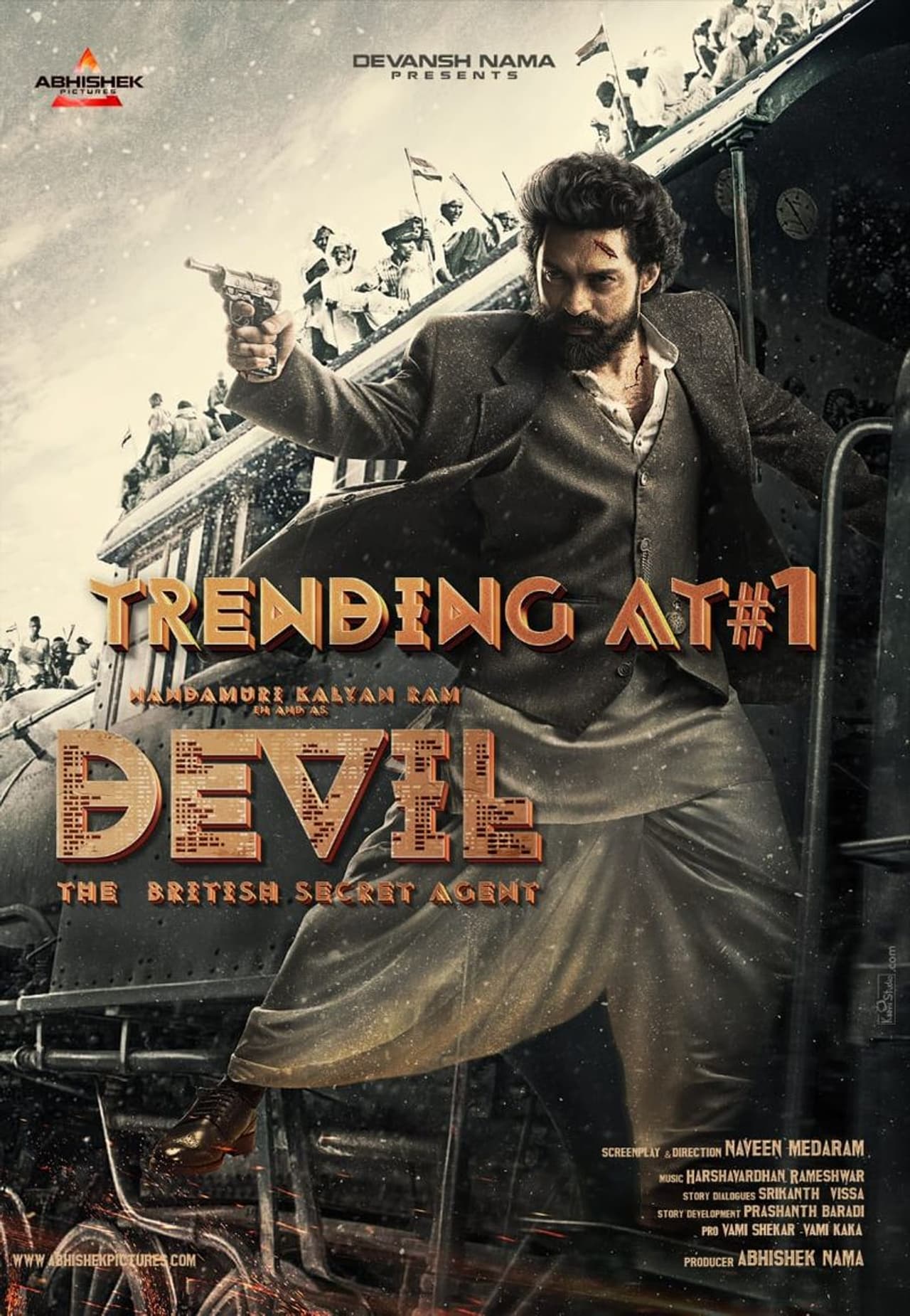 కళ్యాణ్ రామ్ తన పుట్టిన రోజు సందర్భంగా సోమవారం తన కొత్త సినిమాలను ప్రకటించాడు. అందులో `డెవిల్` పేరుతో ప్రకటించిన చిత్రంలో ఏజెంట్గా నటిస్తున్నట్టు తెలిపారు. బ్రిటీష్ సీక్రెట్ ఏజెంట్ అని పేర్కొన్నారు. స్వాతంత్రానికి పూర్తం స్వాతంత్రోద్యమ సమయంలో బ్రిటీష్ ఏజెంట్గా వ్యవహరించిన ఇండియన్ పాత్రలో కళ్యాణ్ రామ్ నటించబోతున్నారు. నవీన్ మేడారం దీనికి దర్శకత్వం వహిస్తున్నారు. ఈ సందర్భంగా విడుదల చేసిన ఫస్ట్ లుక్ గూస్బమ్స్ తెప్పిస్తుంది. కళ్యాణ్ రామ్ తన పుట్టిన రోజు సందర్భంగా సోమవారం తన కొత్త సినిమాలను ప్రకటించాడు. అందులో `డెవిల్` పేరుతో ప్రకటించిన చిత్రంలో ఏజెంట్గా నటిస్తున్నట్టు తెలిపారు. బ్రిటీష్ సీక్రెట్ ఏజెంట్ అని పేర్కొన్నారు. స్వాతంత్రానికి పూర్తం స్వాతంత్రోద్యమ సమయంలో బ్రిటీష్ ఏజెంట్గా వ్యవహరించిన ఇండియన్ పాత్రలో కళ్యాణ్ రామ్ నటించబోతున్నారు. నవీన్ మేడారం దీనికి దర్శకత్వం వహిస్తున్నారు. ఈ సందర్భంగా విడుదల చేసిన ఫస్ట్ లుక్ గూస్బమ్స్ తెప్పిస్తుంది.