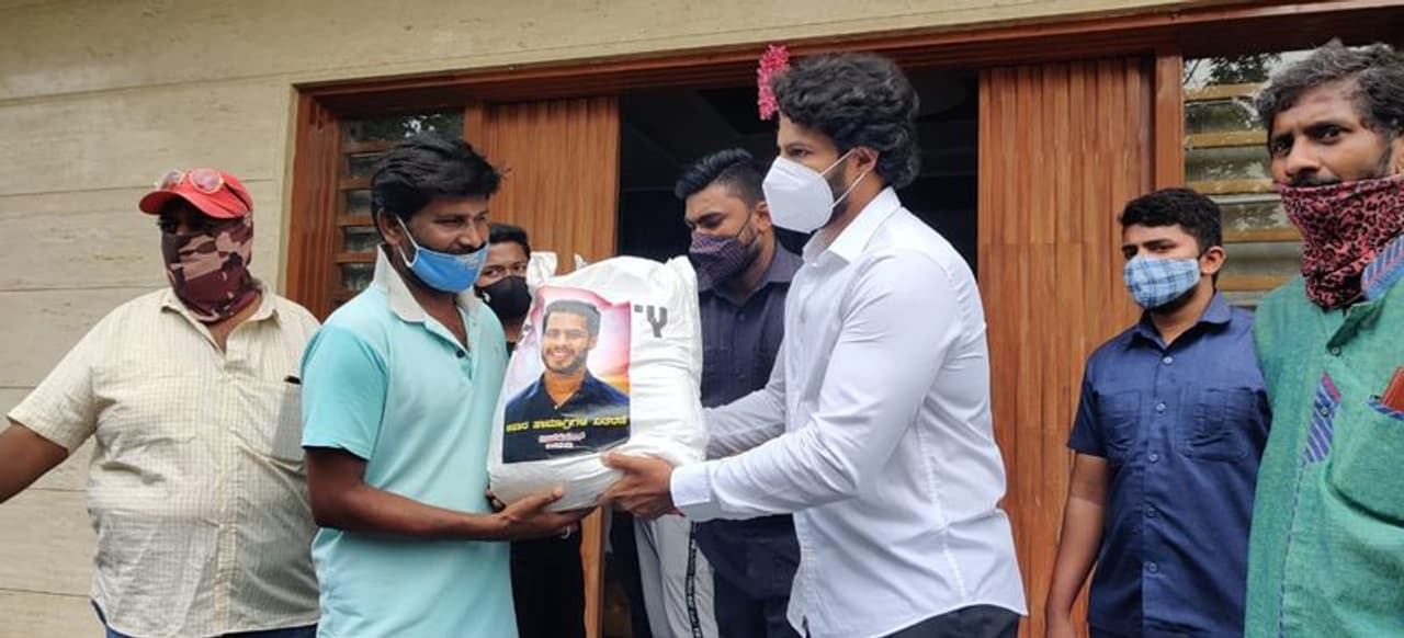 <p>ಕೊರೋನಾ ಸಂಕಷ್ಟಕ್ಕೆ ಸಿಲುಕಿದ್ದ ಡಾನ್ಸರ್ಸ್ ಗೆ ಸಹಾಯ ಹಸ್ತ ಚಾಚಿದ ನಿಖಿಲ್ ಕುಮಾರಸ್ವಾಮಿ..</p> <p>ಕೊರೋನಾ ಸಂಕಷ್ಟಕ್ಕೆ ಸಿಲುಕಿದ್ದ ಡಾನ್ಸರ್ಸ್ ಗೆ ಸಹಾಯ ಹಸ್ತ ಚಾಚಿದ ನಿಖಿಲ್ ಕುಮಾರಸ್ವಾಮಿ..</p>