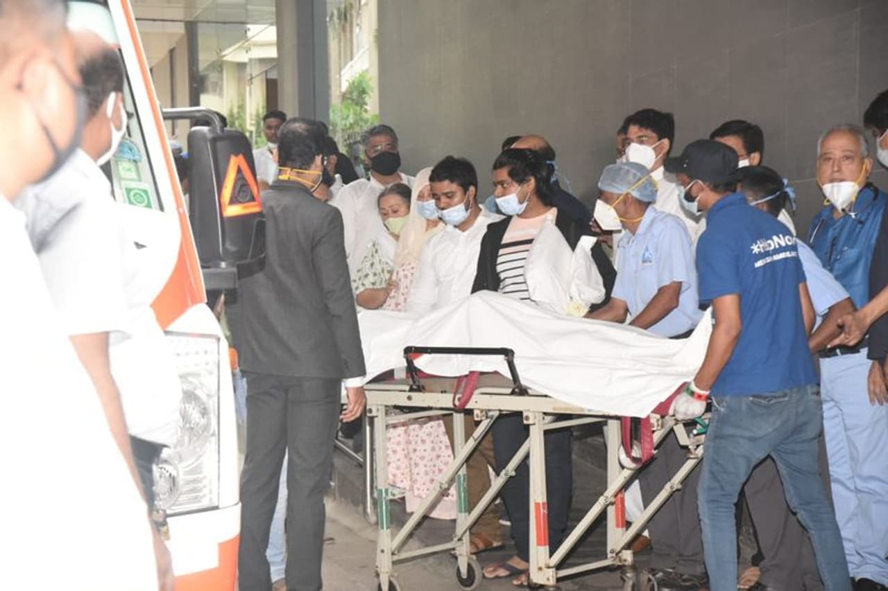 <p>பழம்பெரும் நடிகர் திலீப் குமார் உடல் மருத்துவமனையில் இருந்து வீட்டுக்கு எடுத்து செல்ல தயாராக இருந்த போது...</p> <p>பழம்பெரும் நடிகர் திலீப் குமார் உடல் மருத்துவமனையில் இருந்து வீட்டுக்கு எடுத்து செல்ல தயாராக இருந்த போது...</p>