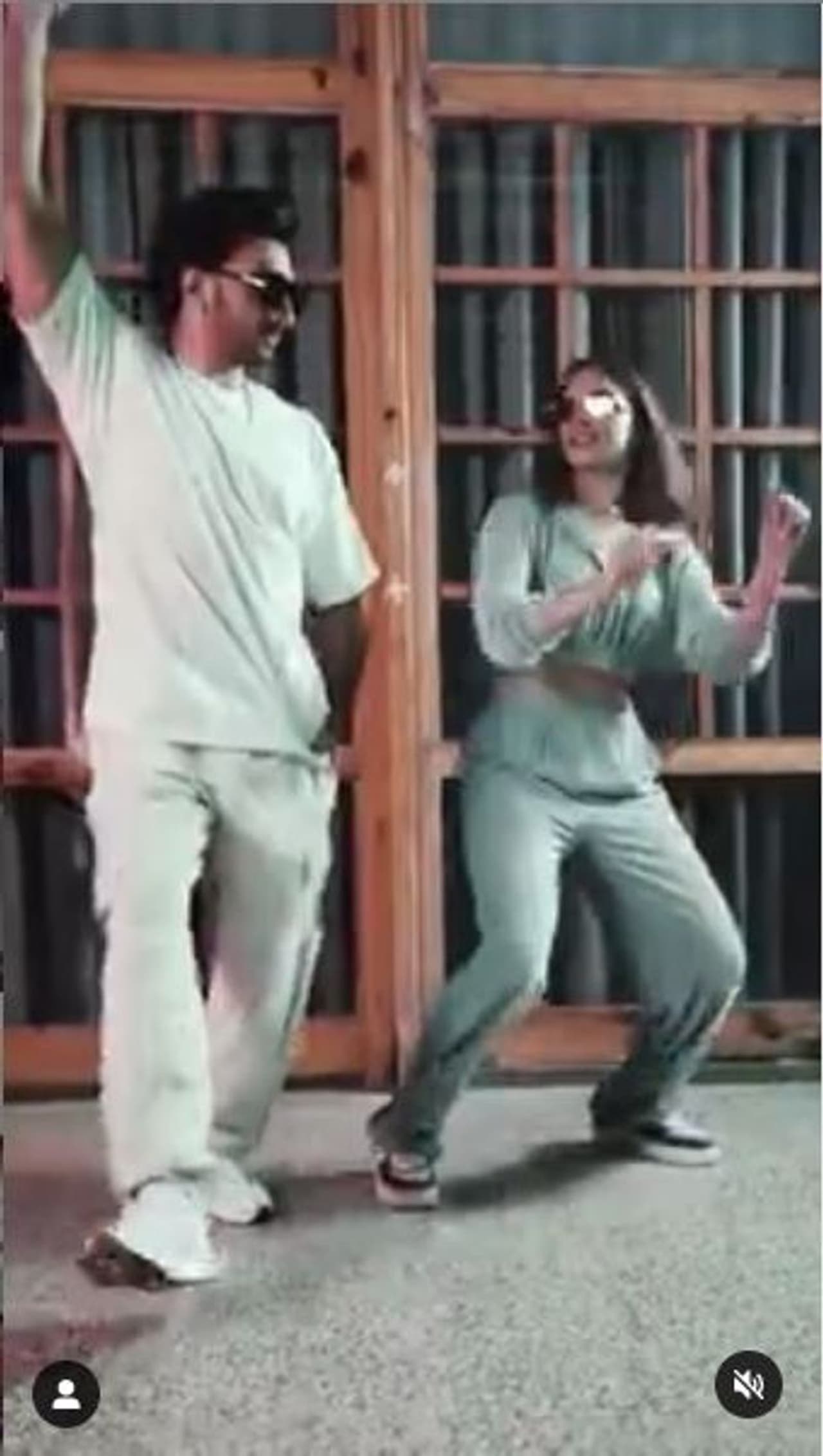 <p>బాలీవుడ్ హాట్ రొమాంటిక్ కపుల్ దీపికా రణ్ వీర్ కొత్త రీల్ తో ప్రేక్షకుల ముందుకు వచ్చారు. </p> <p>బాలీవుడ్ హాట్ రొమాంటిక్ కపుల్ దీపికా రణ్ వీర్ కొత్త రీల్ తో ప్రేక్షకుల ముందుకు వచ్చారు. </p>