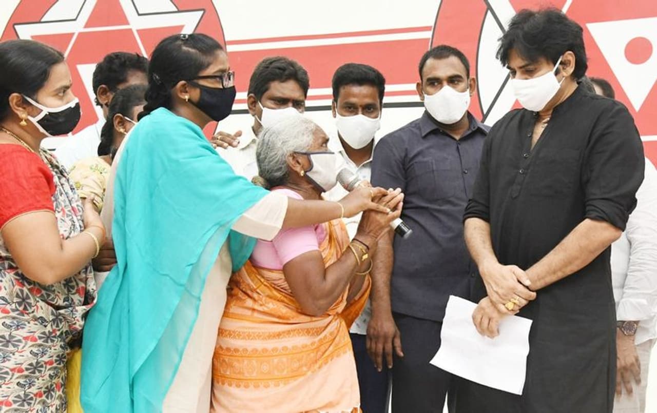 జనసేన పార్టీ కార్యాలయంలో పవన్ కల్యాణ్ ను కలిసిన ప్రంట్ లైన్ వారియర్స్, నిర్వాసితులు, నిరుద్యోగులు జనసేన పార్టీ కార్యాలయంలో పవన్ కల్యాణ్ ను కలిసిన ప్రంట్ లైన్ వారియర్స్, నిర్వాసితులు, నిరుద్యోగులు