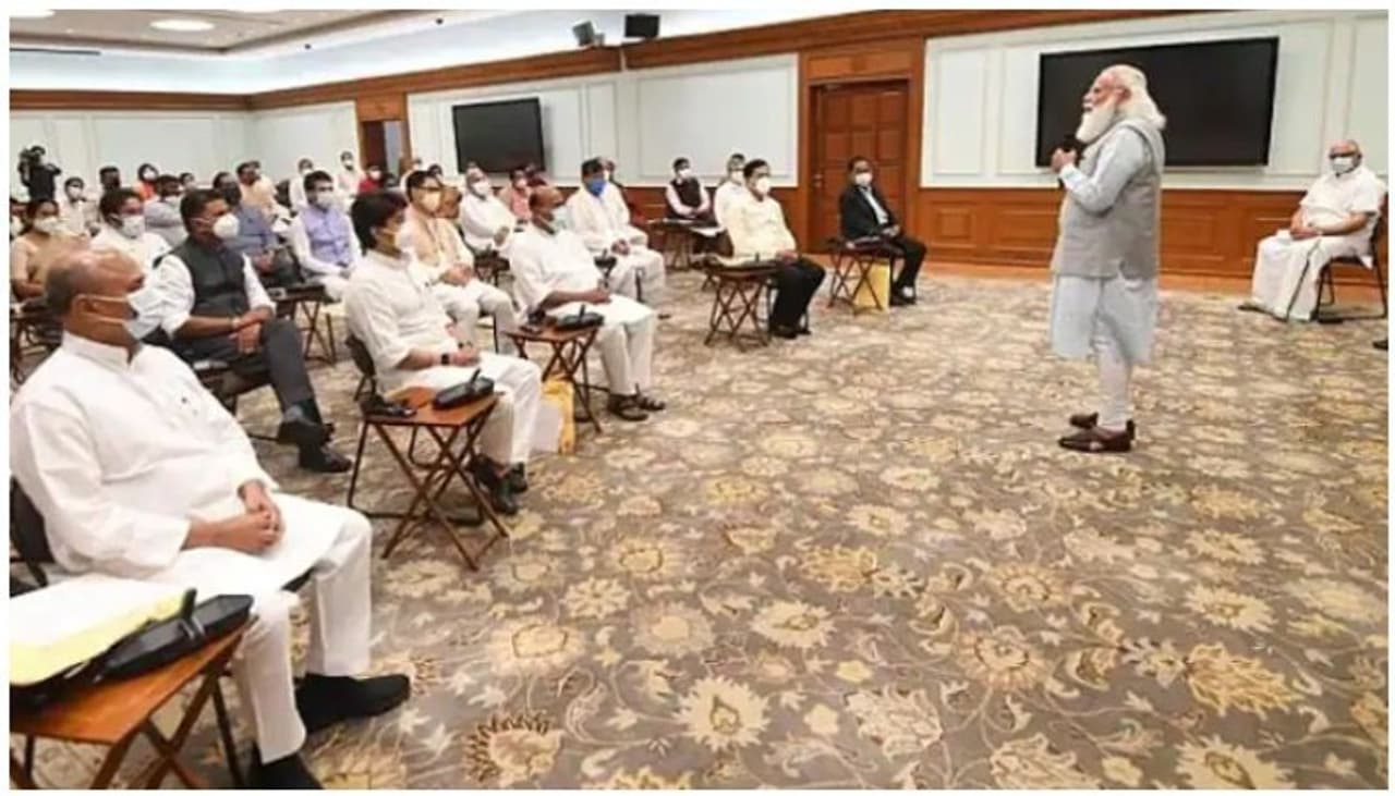 <p>പ്രധാനമന്ത്രി നരേന്ദ്ര മോദിയുടെ രണ്ടാം കേന്ദ്ര മന്ത്രിസഭയിലെ പുതിയ അംഗങ്ങൾ ഇന്ന് വൈകിട്ട് ആറിന് സത്യപ്രതിജ്ഞ ചെയ്യും.രാഷ്ട്രപതി ഭവനിൽ സത്യപ്രതിജ്ഞാ ചടങ്ങിന് മണിക്കൂറുകൾക്ക് മുമ്പാണ് മന്ത്രിസഭാ പുനഃസംഘടനയുടെ ആദ്യ ഫോട്ടോകൾ പുറത്തുവന്നത്.</p> <p>പ്രധാനമന്ത്രി നരേന്ദ്ര മോദിയുടെ രണ്ടാം കേന്ദ്ര മന്ത്രിസഭയിലെ പുതിയ അംഗങ്ങൾ ഇന്ന് വൈകിട്ട് ആറിന് സത്യപ്രതിജ്ഞ ചെയ്യും.രാഷ്ട്രപതി ഭവനിൽ സത്യപ്രതിജ്ഞാ ചടങ്ങിന് മണിക്കൂറുകൾക്ക് മുമ്പാണ് മന്ത്രിസഭാ പുനഃസംഘടനയുടെ ആദ്യ ഫോട്ടോകൾ പുറത്തുവന്നത്.</p>