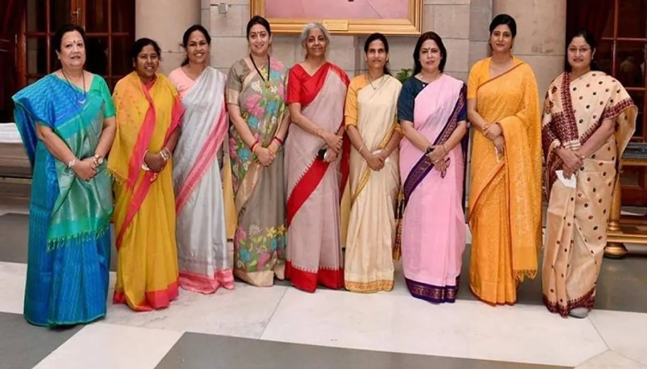 <p>ಮೋದಿ ಸಂಪುಟದಲ್ಲಿ 11 ಜನ ಮಹಿಳಾ ಸಚಿವೆಯರಿದ್ದಾರೆ. ಸೀರೆಯಲ್ಲಿ ಸಾಲಾಗಿ ನಿಂತು ತೆಗೆದ ಸಚಿವೆಯರ ಫೋಟೋ ವೈರಲ್ ಆಗಿದೆ. ಇದರಲ್ಲಿ ಇವರು ಉಟ್ಟಿರೋ ಚಂದದ ಸೀರೆಗಳ ಕುರಿತು ನಿಮಗೆ ಗೊತ್ತಾ ?</p> <p>ಮೋದಿ ಸಂಪುಟದಲ್ಲಿ 11 ಜನ ಮಹಿಳಾ ಸಚಿವೆಯರಿದ್ದಾರೆ. ಸೀರೆಯಲ್ಲಿ ಸಾಲಾಗಿ ನಿಂತು ತೆಗೆದ ಸಚಿವೆಯರ ಫೋಟೋ ವೈರಲ್ ಆಗಿದೆ. ಇದರಲ್ಲಿ ಇವರು ಉಟ್ಟಿರೋ ಚಂದದ ಸೀರೆಗಳ ಕುರಿತು ನಿಮಗೆ ಗೊತ್ತಾ ?</p>