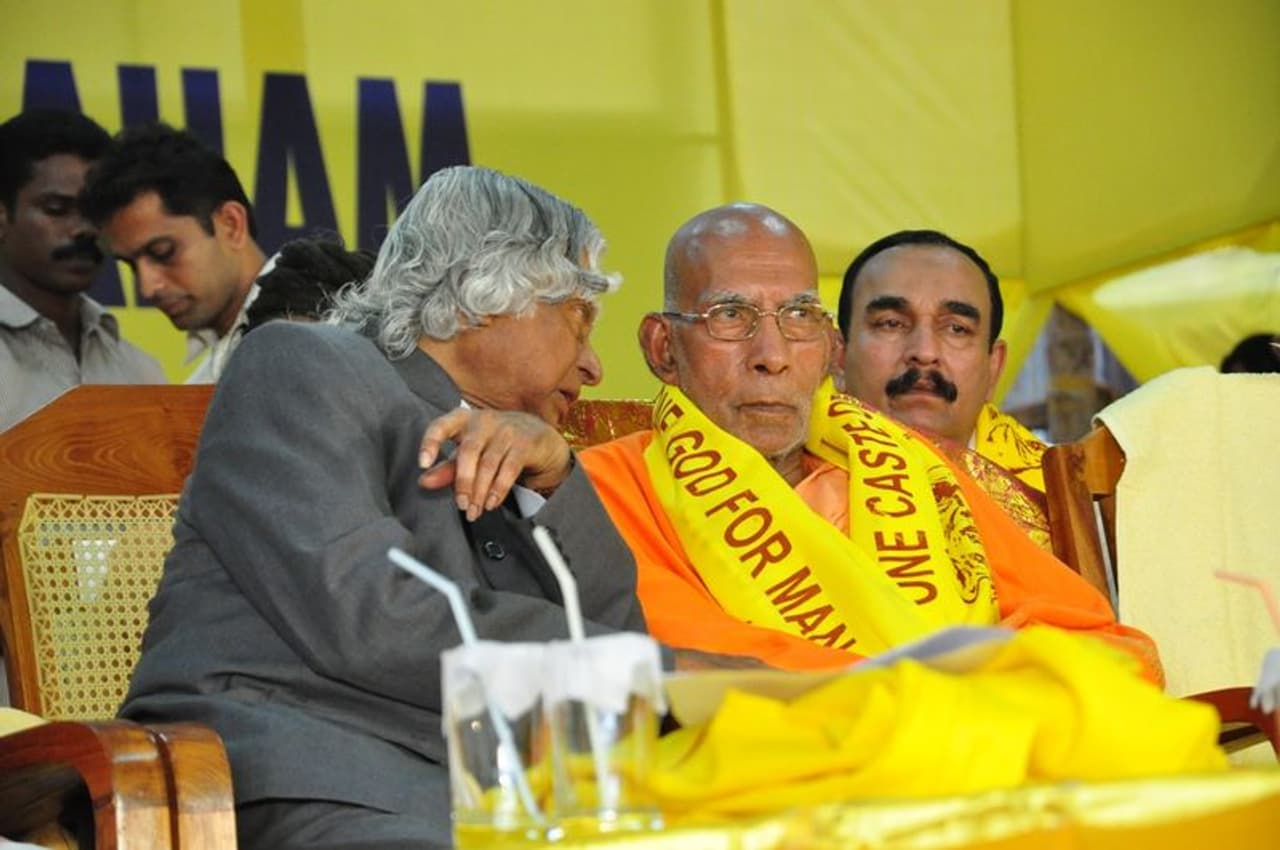 <p>ശ്രീനാരായണഗുരുവിന്റെ ആശയങ്ങളില് ആകൃഷ്ടനായി ഇരുപത്തിമൂന്നാം വയസിലാണ് പ്രകാശാനന്ദ ശിവഗിരിയിലെത്തുന്നത്. ഗുരുദേവനില് നിന്നും നേരിട്ട് സന്യാസദീക്ഷ സ്വീകരിച്ച ശങ്കരാനന്ദയായിരുന്നു അന്ന് മഠാധിപതി. അദ്ദേഹത്തിന്റെ കീഴിലാണ് പ്രകാശാനന്ദ വൈദികപഠനം നടത്തിയത്. ( പ്രകാശാനന്ദ മുന് രാഷ്ട്രപതി എപിജെ അബ്ദുള് കാലാമിനൊപ്പം. )</p> <p>ശ്രീനാരായണഗുരുവിന്റെ ആശയങ്ങളില് ആകൃഷ്ടനായി ഇരുപത്തിമൂന്നാം വയസിലാണ് പ്രകാശാനന്ദ ശിവഗിരിയിലെത്തുന്നത്. ഗുരുദേവനില് നിന്നും നേരിട്ട് സന്യാസദീക്ഷ സ്വീകരിച്ച ശങ്കരാനന്ദയായിരുന്നു അന്ന് മഠാധിപതി. അദ്ദേഹത്തിന്റെ കീഴിലാണ് പ്രകാശാനന്ദ വൈദികപഠനം നടത്തിയത്. ( പ്രകാശാനന്ദ മുന് രാഷ്ട്രപതി എപിജെ അബ്ദുള് കാലാമിനൊപ്പം. )</p>