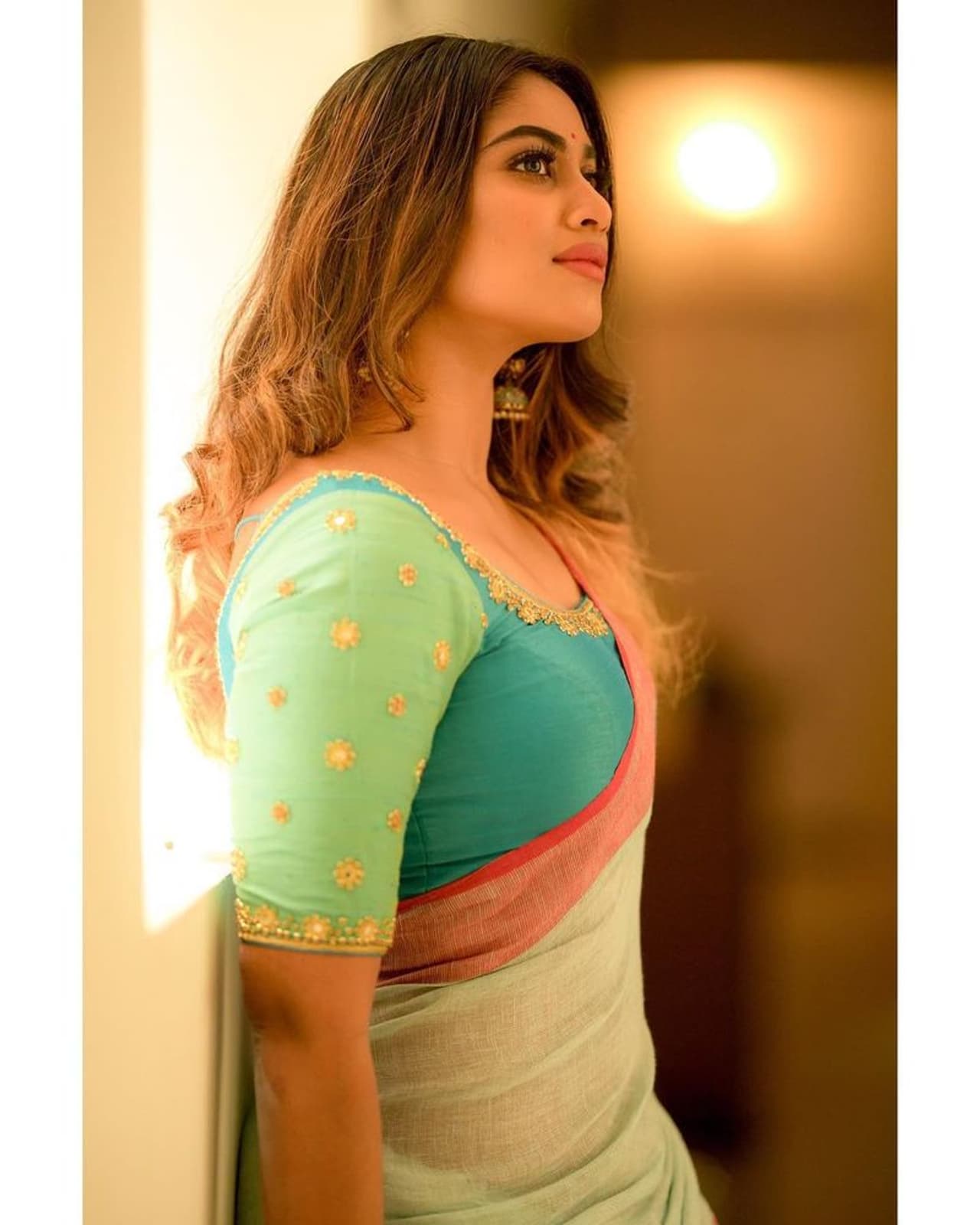 <p>தன்னுடைய 17 வயதிலேயே சீரியல் ஹீரோயினாக விஜய் டிவி தொலைக்காட்சியில், கலக்கியவர் ஷிவானி. இவர் நடித்த ''பகல் நிலவு' சீரியலுக்கு ரசிகர்கள் மத்தியில் நல்ல வரவேற்பு கிடைத்தது. சின்னத்திரையில் சேலை கட்டிய குயிலாக வலம் வந்த ஷிவானி, திடீர் என மாடர்ன் உடைக்கு மாறி, இன்ஸ்டாகிராம் பக்கத்தையே கவர்ச்சியால் தீ மூட்டினார். எனவே இவருக்கென தனி ரசிகர்கள் கூட்டமே தற்போது உள்ளது. இவர் எந்த புகைப்படத்தை இன்ஸ்டாகிராம் பக்கத்தில் பதிவிட்டாலும் லைக்குகள் அள்ளுகிறது.</p> <p>தன்னுடைய 17 வயதிலேயே சீரியல் ஹீரோயினாக விஜய் டிவி தொலைக்காட்சியில், கலக்கியவர் ஷிவானி. இவர் நடித்த ''பகல் நிலவு' சீரியலுக்கு ரசிகர்கள் மத்தியில் நல்ல வரவேற்பு கிடைத்தது. சின்னத்திரையில் சேலை கட்டிய குயிலாக வலம் வந்த ஷிவானி, திடீர் என மாடர்ன் உடைக்கு மாறி, இன்ஸ்டாகிராம் பக்கத்தையே கவர்ச்சியால் தீ மூட்டினார். எனவே இவருக்கென தனி ரசிகர்கள் கூட்டமே தற்போது உள்ளது. இவர் எந்த புகைப்படத்தை இன்ஸ்டாகிராம் பக்கத்தில் பதிவிட்டாலும் லைக்குகள் அள்ளுகிறது.</p>