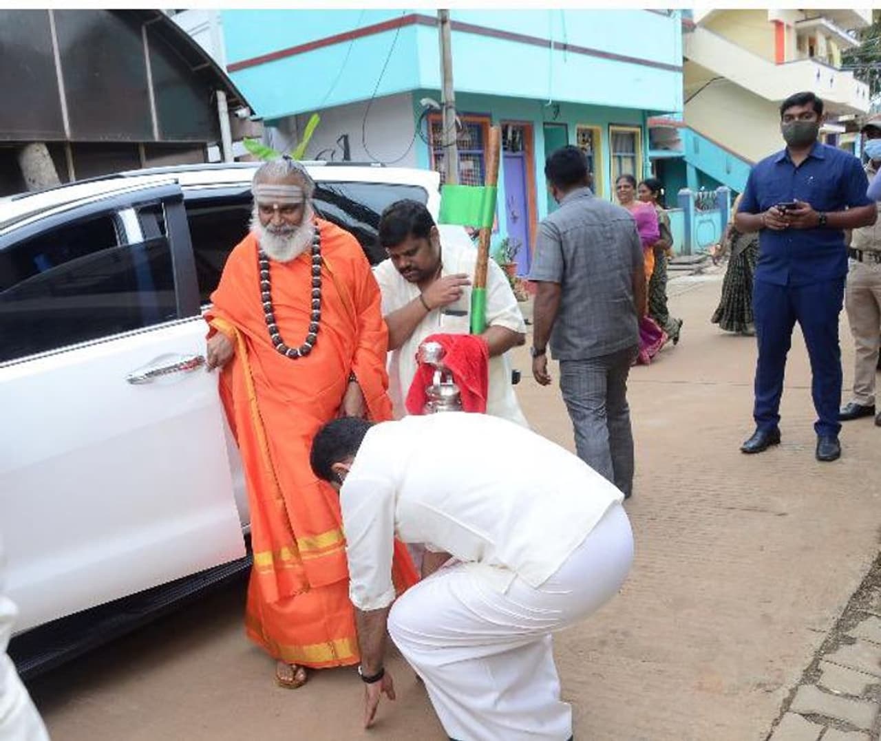 <p>ಮುಖ್ಯಮಂತ್ರಿ ಬಿಎಸ್ ಯಡಿಯೂರಪ್ಪನವರ ಶಿಕಾರಿಪುರದ ಮೈತ್ರಿ ನಿವಾಸಕ್ಕೆ ಬಾಳೆಹೊನ್ನೂರಿನ ರಂಭಾಪುರಿ ಶ್ರೀ ಭೇಟಿ ನೀಡಿದರು</p> <p>ಮುಖ್ಯಮಂತ್ರಿ ಬಿಎಸ್ ಯಡಿಯೂರಪ್ಪನವರ ಶಿಕಾರಿಪುರದ ಮೈತ್ರಿ ನಿವಾಸಕ್ಕೆ ಬಾಳೆಹೊನ್ನೂರಿನ ರಂಭಾಪುರಿ ಶ್ರೀ ಭೇಟಿ ನೀಡಿದರು</p>