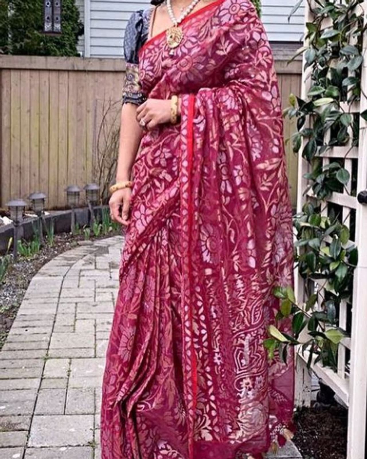 <p>మన దేశంలో దాదాపు ప్రతి ఒక్కరి వార్డ్ రోబ్స్ లో చీరలు ఉంటాయి. అసలు చీర అనేది లేని ఇళ్లు ఉండదేమో. మన అమ్మమ్మలు, అమ్మలు అందరూ చీరలు కట్టుకునేవారే. </p> <p>మన దేశంలో దాదాపు ప్రతి ఒక్కరి వార్డ్ రోబ్స్ లో చీరలు ఉంటాయి. అసలు చీర అనేది లేని ఇళ్లు ఉండదేమో. మన అమ్మమ్మలు, అమ్మలు అందరూ చీరలు కట్టుకునేవారే. </p>