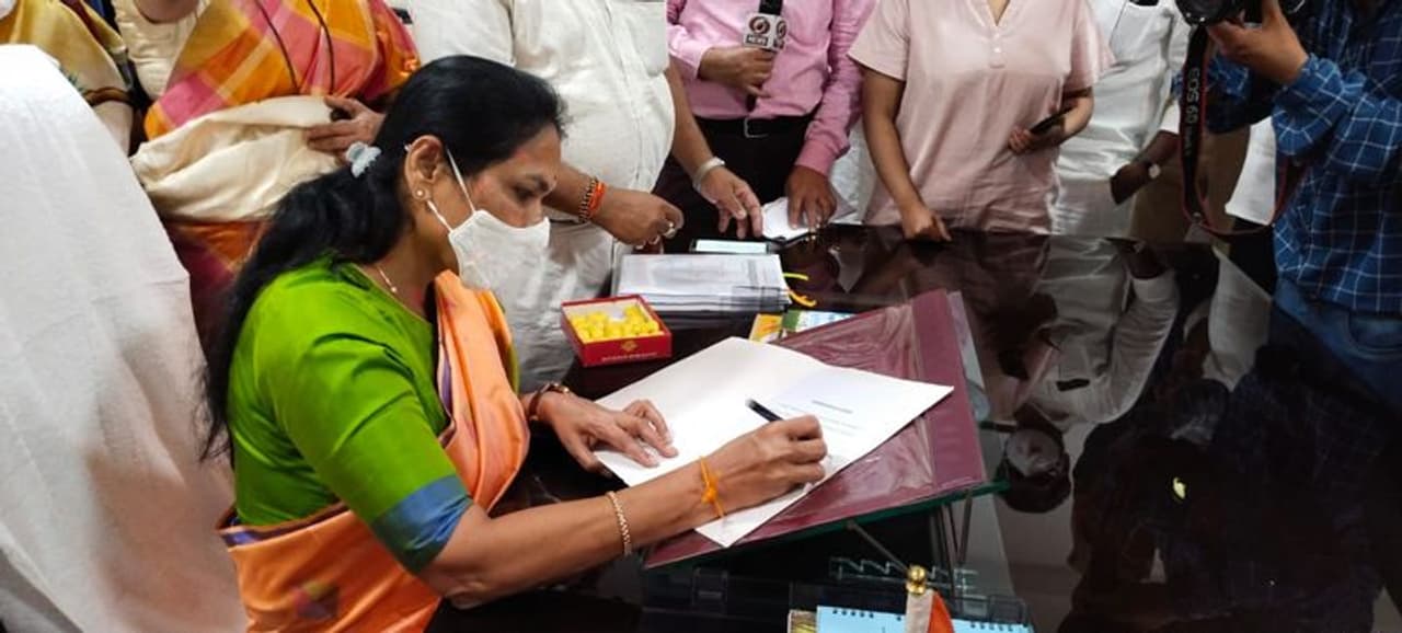 <p>ಉಡುಪಿ ಚಿಕ್ಕಮಗಳೂರು ಸಂಸದೆ ಶೋಭಾ ಕರಂದ್ಲಾಜೆ ನಿನ್ನೆ (ಜುಲೈ.07)ರಂದು ಮೋದಿ ಸಂಪುಟದ ಸಚಿವರಾಗಿ ಪ್ರಮಾಣ ವಚನ ಸ್ವೀಕರಿಸಿದ್ದರು. ಇಂದು (ಗುರುವಾರ) ಕೃಷಿ ಮತ್ತು ರೈತ ಕಲ್ಯಾಣ ರಾಜ್ಯ ಖಾತೆ ಸಚಿವರಾಗಿ ಅಧಿಕಾರ ಸ್ವೀಕಾರ ಮಾಡಿದರು.</p> <p>ಉಡುಪಿ ಚಿಕ್ಕಮಗಳೂರು ಸಂಸದೆ ಶೋಭಾ ಕರಂದ್ಲಾಜೆ ನಿನ್ನೆ (ಜುಲೈ.07)ರಂದು ಮೋದಿ ಸಂಪುಟದ ಸಚಿವರಾಗಿ ಪ್ರಮಾಣ ವಚನ ಸ್ವೀಕರಿಸಿದ್ದರು. ಇಂದು (ಗುರುವಾರ) ಕೃಷಿ ಮತ್ತು ರೈತ ಕಲ್ಯಾಣ ರಾಜ್ಯ ಖಾತೆ ಸಚಿವರಾಗಿ ಅಧಿಕಾರ ಸ್ವೀಕಾರ ಮಾಡಿದರು.</p>