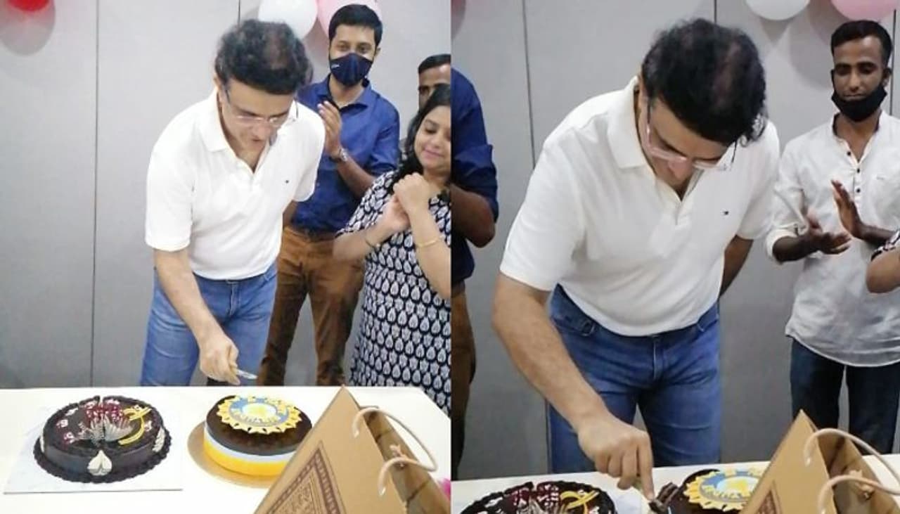 <p>49ನೇ ವರ್ಷದ ಹುಟ್ಟು ಹಬ್ಬವನ್ನು ಬಿಸಿಸಿಐ ಅಧ್ಯಕ್ಷ ಸೌರವ್ ಗಂಗೂಲಿ ಸರಳವಾಗಿ ಆಚರಿಸಿಕೊಂಡಿದ್ದಾರೆ. ಕುಟುಂಬಸ್ಥರ ಜೊತೆ ಕೇಕ್ ಕತ್ತರಿಸಿ ಸಂಭ್ರಮಿಸಿದ್ದಾರೆ. ಇದರ ನಡುವೆ ಗಂಗೂಲಿಗೆ ಪಶ್ಚಿಮ ಬಂಗಾಳ ಸಿಎಂ ಮಮತಾ ಬ್ಯಾನರ್ಜಿ ವಿಶೇಷ ಉಡುಗೊರೆ ನೀಡಿದ್ದಾರೆ.</p>