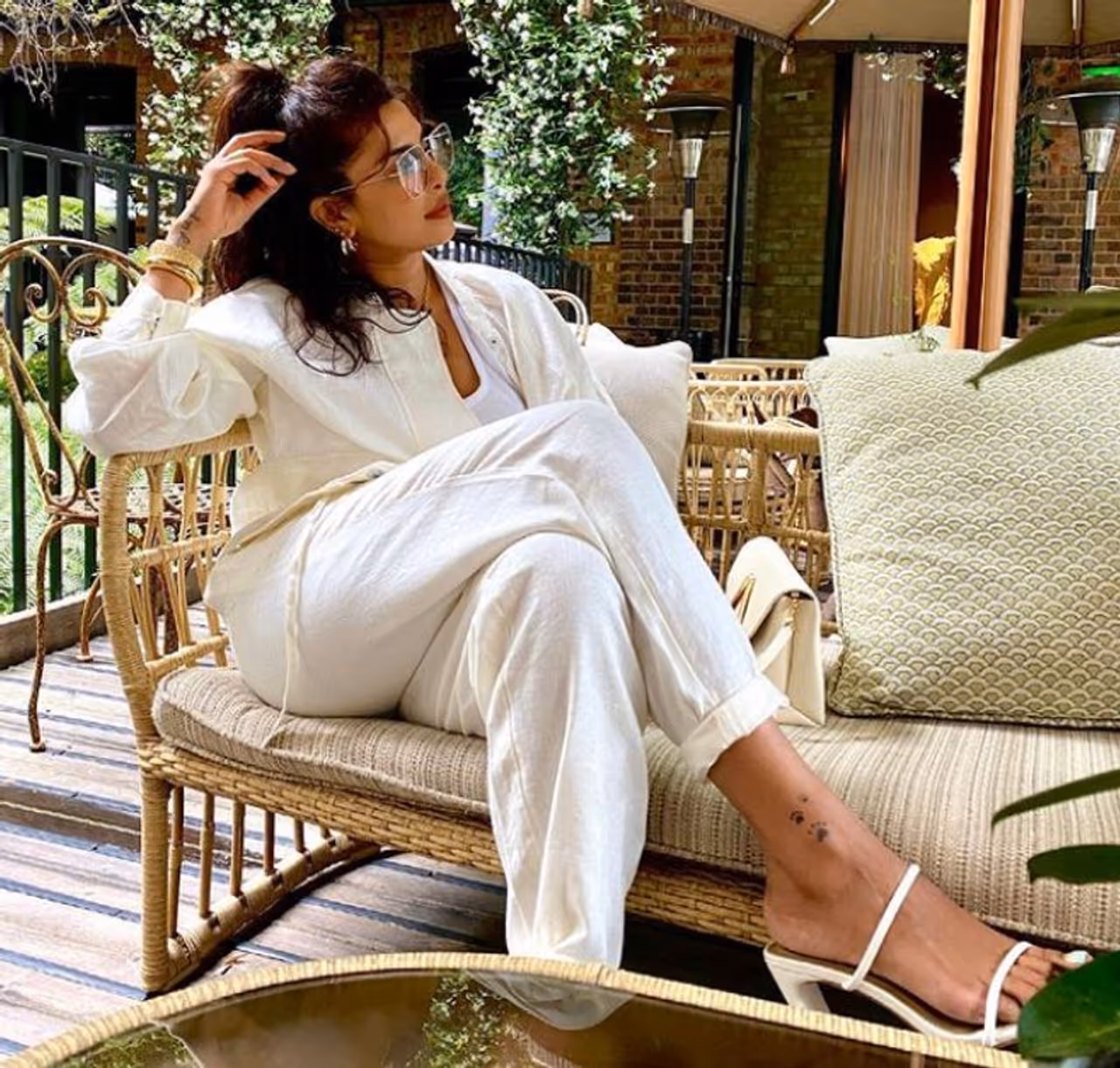 <p style="text align: justify;">ಪ್ರಿಯಾಂಕಾ ಚೋಪ್ರಾ ತಮ್ಮ ಸೂಪರ್ ಫೋಟೋಗಳನ್ನು ಫ್ಯಾನ್ಸ್ ಜೊತೆ ಶೇರ್ ಮಾಡುತ್ತಾರೆ. ಇದೀಗ ಸೂಪರ್ ಕ್ವೀನ್ ಲುಕ್ನಲ್ಲಿ ಕಾಣಿಸಿಕೊಂಡಿದ್ದಾರೆ ದೇಸಿ ಗರ್ಲ್.</p> <p style="text align: justify;">ಪ್ರಿಯಾಂಕಾ ಚೋಪ್ರಾ ತಮ್ಮ ಸೂಪರ್ ಫೋಟೋಗಳನ್ನು ಫ್ಯಾನ್ಸ್ ಜೊತೆ ಶೇರ್ ಮಾಡುತ್ತಾರೆ. ಇದೀಗ ಸೂಪರ್ ಕ್ವೀನ್ ಲುಕ್ನಲ್ಲಿ ಕಾಣಿಸಿಕೊಂಡಿದ್ದಾರೆ ದೇಸಿ ಗರ್ಲ್.</p>