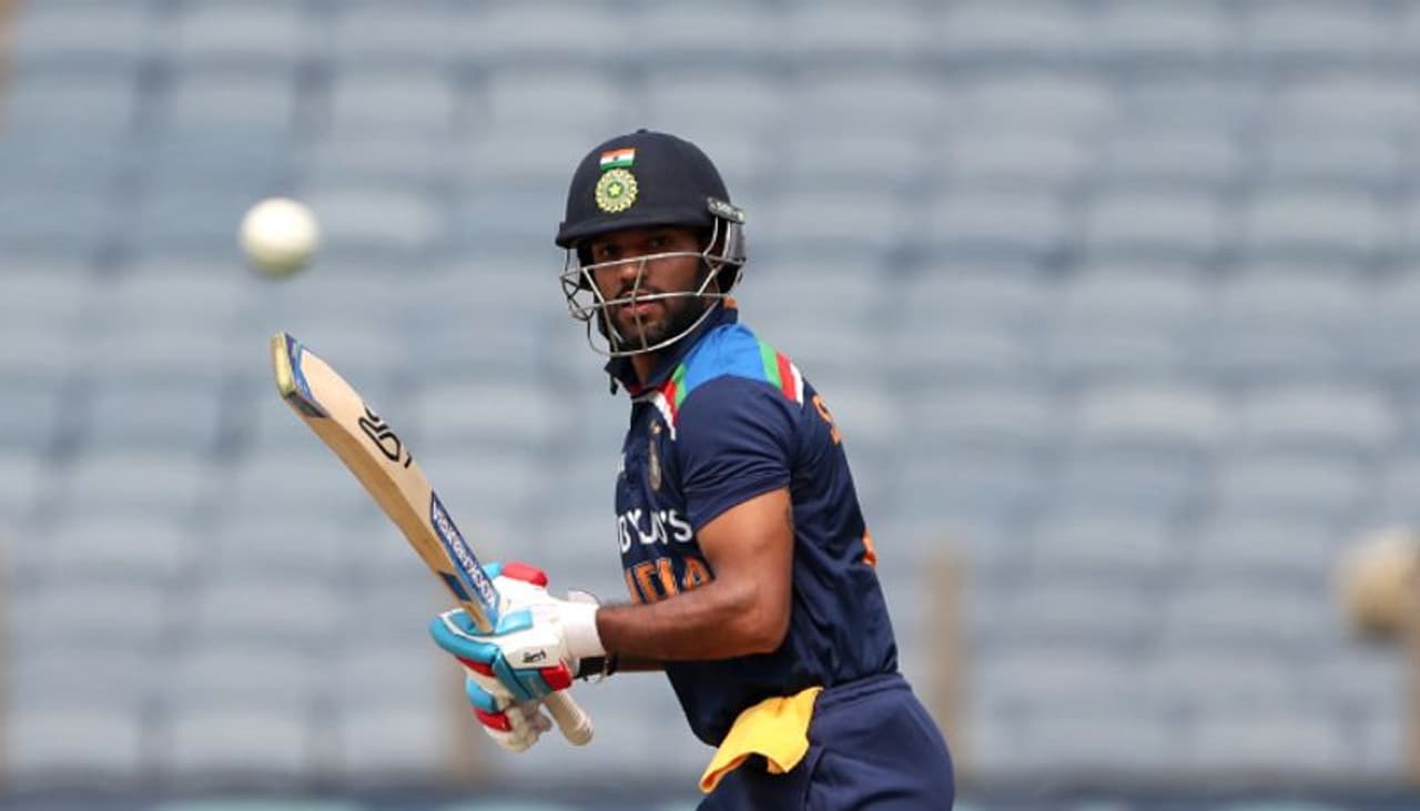 <p><strong>ശിഖര് ധവാന് </strong></p><p>ക്യാപ്റ്റന് എന്ന നിലയ്ക്ക് ടീമിന്റെ മുന്നില് നിന്ന് നയിക്കേണ്ട ചുമതല ധവാനാണ്. അതോടൊപ്പം താരത്തിന്റെ ക്യാപ്റ്റന്സിയും ആരാധകര് ഉറ്റുനോക്കുന്നു. മാച്ചി വിന്നിംഗ് തീരുമാനങ്ങള് അദ്ദേഹത്തില് നിന്നുണ്ടാവുമെന്നാണ് ആരാധകരുടെ പ്രതീക്ഷ. മാത്രലല്ല, പരമ്പരയില് മികച്ച പ്രകടനം പുറത്തെടുത്താല് ടി20 ലോകകപ്പിനുള്ള ടീമില് ഇടം നേടാന് സാധ്യതയേറെയാണ്.</p> <p><strong>ശിഖര് ധവാന് </strong></p><p>ക്യാപ്റ്റന് എന്ന നിലയ്ക്ക് ടീമിന്റെ മുന്നില് നിന്ന് നയിക്കേണ്ട ചുമതല ധവാനാണ്. അതോടൊപ്പം താരത്തിന്റെ ക്യാപ്റ്റന്സിയും ആരാധകര് ഉറ്റുനോക്കുന്നു. മാച്ചി വിന്നിംഗ് തീരുമാനങ്ങള് അദ്ദേഹത്തില് നിന്നുണ്ടാവുമെന്നാണ് ആരാധകരുടെ പ്രതീക്ഷ. മാത്രലല്ല, പരമ്പരയില് മികച്ച പ്രകടനം പുറത്തെടുത്താല് ടി20 ലോകകപ്പിനുള്ള ടീമില് ഇടം നേടാന് സാധ്യതയേറെയാണ്.</p>