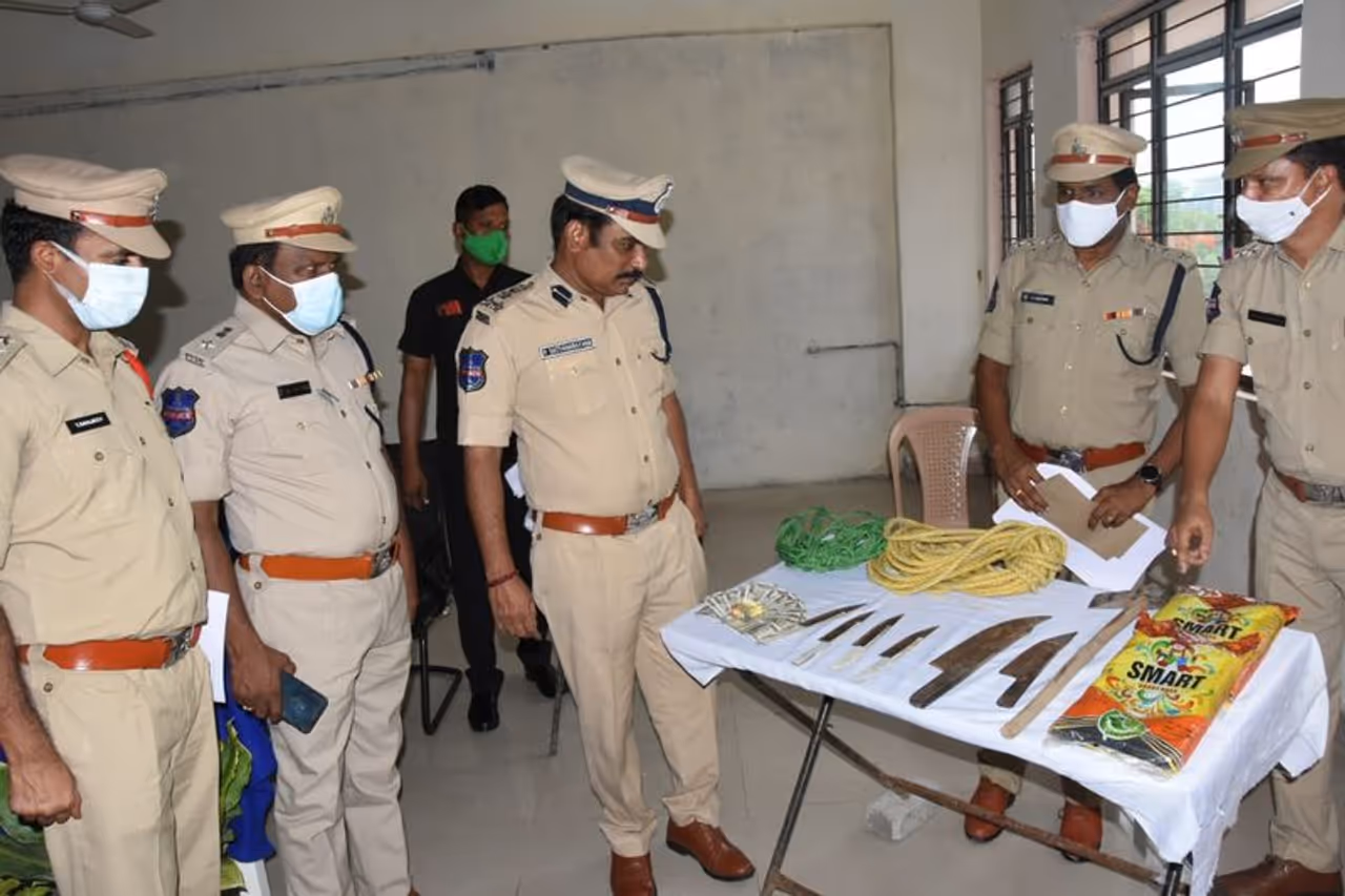 మంచిర్యాల: పొలంపనుల కోసం ఉపయోగించే ఎద్దులను దొంగిలించడమే కాదు వాటిని చంపి జింక, దుప్పి మాంసమంటూ ప్రజలకు అమ్ముతున్న ఓ ముఠాను పోలీసులు అరెస్ట్ చేశారు. ఎద్దులను దొంగిలించడం సాధ్యం కానప్పుడు ఆవు, పంది మాంసాన్ని కూడా జింక, దుప్పి మాంసంగా పేర్కొని ఈ ముఠా అమ్ముకునేవారు. ఇలా ప్రజల ఆరోగ్యంతో చెలగాటం ఆడుతున్న నిందితుల పాపం పండి కటకటాలపాలయ్యారు. మంచిర్యాల: పొలంపనుల కోసం ఉపయోగించే ఎద్దులను దొంగిలించడమే కాదు వాటిని చంపి జింక, దుప్పి మాంసమంటూ ప్రజలకు అమ్ముతున్న ఓ ముఠాను పోలీసులు అరెస్ట్ చేశారు. ఎద్దులను దొంగిలించడం సాధ్యం కానప్పుడు ఆవు, పంది మాంసాన్ని కూడా జింక, దుప్పి మాంసంగా పేర్కొని ఈ ముఠా అమ్ముకునేవారు. ఇలా ప్రజల ఆరోగ్యంతో చెలగాటం ఆడుతున్న నిందితుల పాపం పండి కటకటాలపాలయ్యారు.