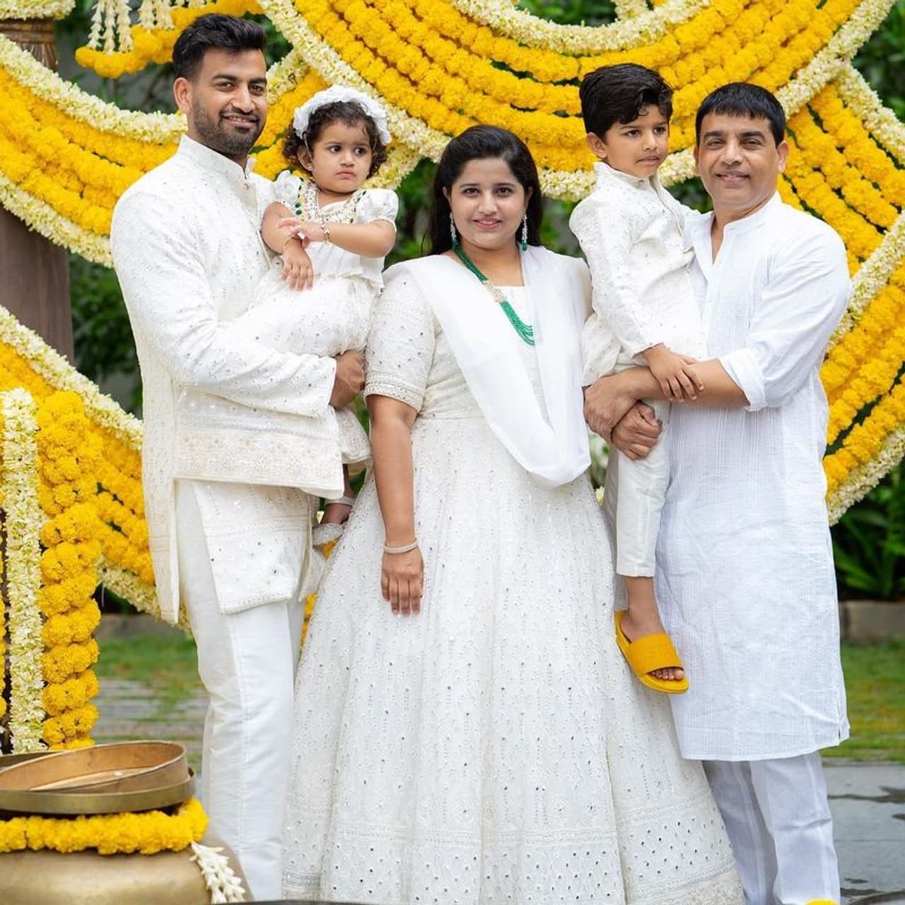 తెలుగు నిర్మాతల్లో టాప్లో ఉన్నారు దిల్రాజు. వరుసగా సినిమాలు నిర్మిస్తూ నిర్మాతగా సత్తా చాటుతున్నారు. మరోవైపు పాన్ ఇండియా సినిమాలను సెట్ చేస్తూ సరికొత్త ట్రెండ్ సృష్టిస్తున్నారు. తాజాగా తన ఫ్యామిలీలో దోతీ ఫంక్షన్ నిర్వహించారు దిల్రాజు. తెలుగు నిర్మాతల్లో టాప్లో ఉన్నారు దిల్రాజు. వరుసగా సినిమాలు నిర్మిస్తూ నిర్మాతగా సత్తా చాటుతున్నారు. మరోవైపు పాన్ ఇండియా సినిమాలను సెట్ చేస్తూ సరికొత్త ట్రెండ్ సృష్టిస్తున్నారు. తాజాగా తన ఫ్యామిలీలో దోతీ ఫంక్షన్ నిర్వహించారు దిల్రాజు.