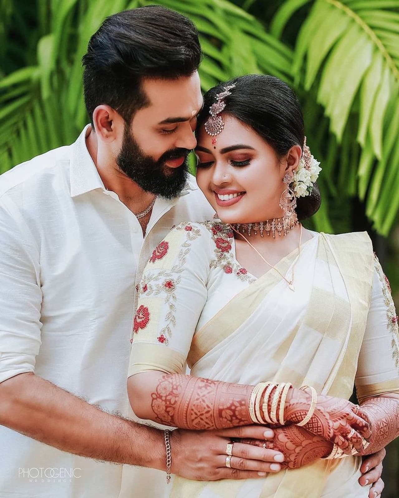 <p>பிரபல மலையாள நடிகையான மிருதுளா விஜய். தமிழில் நூறாம் நாள், ஜெனிபர் கருப்பையா, கடன் அன்பை முறிக்கும் உள்பட சில தமிழ் படங்களில் கதாநாயகியாக நடித்துள்ளார். </p> <p>பிரபல மலையாள நடிகையான மிருதுளா விஜய். தமிழில் நூறாம் நாள், ஜெனிபர் கருப்பையா, கடன் அன்பை முறிக்கும் உள்பட சில தமிழ் படங்களில் கதாநாயகியாக நடித்துள்ளார். </p>