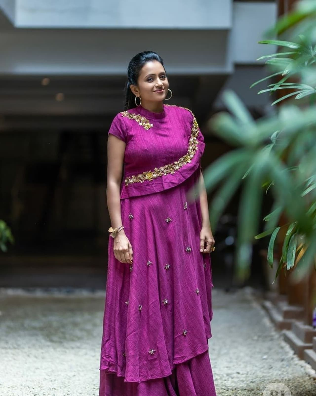 యాంకర్ సుమ షో చేసిందంటే అది సక్సెస్సే. అద్భుతమైన డైలాగ్ డెలివరీతో, కామెడీ టైమింగ్తో, స్పాంటినిటీతో అబ్బురపరుస్తుంది. ఇన్నేళ్లు యాంకర్గా రాణిస్తున్నా అంతకంతకు దూసుకుపోతుంది. యాంకర్ సుమ షో చేసిందంటే అది సక్సెస్సే. అద్భుతమైన డైలాగ్ డెలివరీతో, కామెడీ టైమింగ్తో, స్పాంటినిటీతో అబ్బురపరుస్తుంది. ఇన్నేళ్లు యాంకర్గా రాణిస్తున్నా అంతకంతకు దూసుకుపోతుంది.