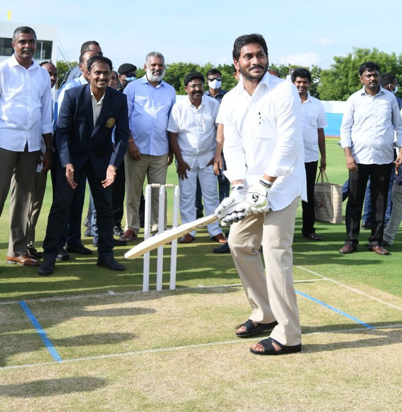 ఏపీ ముఖ్యమంత్రి వైఎస్ జగన్ ప్రభుత్వ కార్యకలాపాలతో పాటు రాజకీయాల్లో ఎంత బిజీగా ఉంటారో ప్రత్యేకంగా చెప్పనక్కర్లేదు. అందుకే, ఆయన బయట కనిపించేది తక్కువే. ఎప్పుడూ ప్రభుత్వ కార్యకలాపాలు, పార్టీ వ్యవహారాలు, ప్రజా సంబంధ విషయాలతో తలమునకలై ఉంటారు. ఏపీ ముఖ్యమంత్రి వైఎస్ జగన్ ప్రభుత్వ కార్యకలాపాలతో పాటు రాజకీయాల్లో ఎంత బిజీగా ఉంటారో ప్రత్యేకంగా చెప్పనక్కర్లేదు. అందుకే, ఆయన బయట కనిపించేది తక్కువే. ఎప్పుడూ ప్రభుత్వ కార్యకలాపాలు, పార్టీ వ్యవహారాలు, ప్రజా సంబంధ విషయాలతో తలమునకలై ఉంటారు.