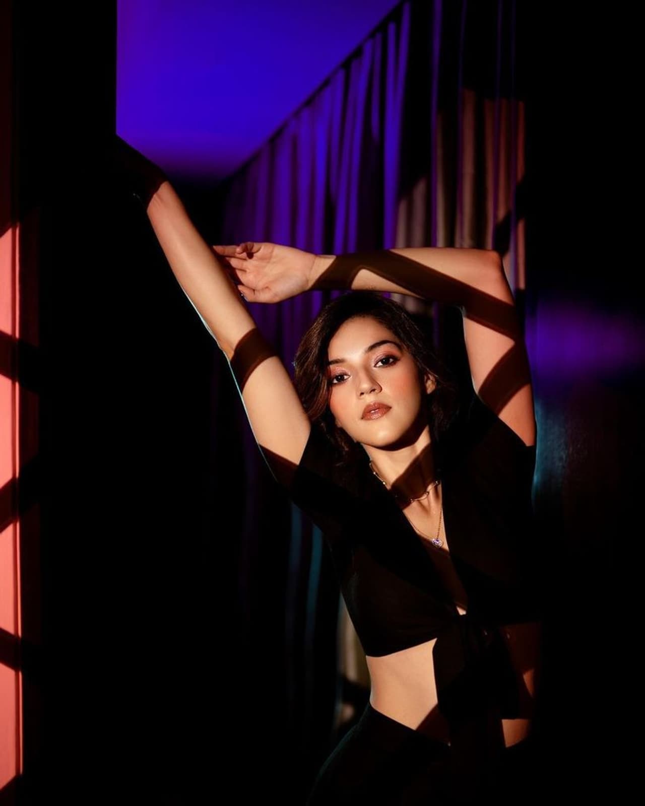 ఇటీవల భవ్య బిష్ణోయ్తో ఎంగేజ్మెంట్ క్యాన్సిల్ చేసుకున్న మెహరీన్ ఆ తర్వాత వరుసగా షాకింగ్ పోస్ట్లతో రెచ్చిపోతుంది. తాను తక్కువ కాదని, తాను స్ట్రాంగ్ మహిళా అనే విషయాన్ని చెప్పేందుకు ప్రయత్నిస్తుంది. ఇటీవల భవ్య బిష్ణోయ్తో ఎంగేజ్మెంట్ క్యాన్సిల్ చేసుకున్న మెహరీన్ ఆ తర్వాత వరుసగా షాకింగ్ పోస్ట్లతో రెచ్చిపోతుంది. తాను తక్కువ కాదని, తాను స్ట్రాంగ్ మహిళా అనే విషయాన్ని చెప్పేందుకు ప్రయత్నిస్తుంది.