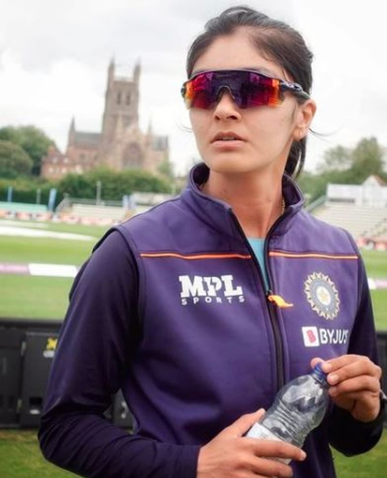 <p>ಕೇವಲ 2 ವರ್ಷಗಳ ಹಿಂದೆ ಅಂತಾರಾಷ್ಟ್ರೀಯ ಕ್ರಿಕೆಟ್ನಲ್ಲಿ ಪಾದಾರ್ಪಣೆ ಮಾಡಿದ ಹಾರ್ಲೀನ್ ತನ್ನ ಆಟ ಮತ್ತು ಸೌಂದರ್ಯದಿಂದ ಯಾವಾಗಲೂ ಚರ್ಚೆಯಲ್ಲಿರುತ್ತಾರೆ.</p> <p>ಕೇವಲ 2 ವರ್ಷಗಳ ಹಿಂದೆ ಅಂತಾರಾಷ್ಟ್ರೀಯ ಕ್ರಿಕೆಟ್ನಲ್ಲಿ ಪಾದಾರ್ಪಣೆ ಮಾಡಿದ ಹಾರ್ಲೀನ್ ತನ್ನ ಆಟ ಮತ್ತು ಸೌಂದರ್ಯದಿಂದ ಯಾವಾಗಲೂ ಚರ್ಚೆಯಲ್ಲಿರುತ್ತಾರೆ.</p>