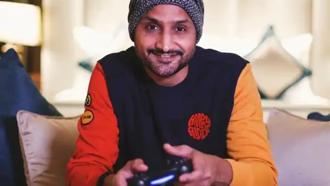 <p>ಹರ್ಭಜನ್ ಸಿಂಗ್ ಅವರು ಜಲಂಧರ್ನಲ್ಲಿ ದೊಡ್ಡ ಮನೆಯನ್ನು ಹೊಂದಿದ್ದಾರೆ.</p> <p>ಹರ್ಭಜನ್ ಸಿಂಗ್ ಅವರು ಜಲಂಧರ್ನಲ್ಲಿ ದೊಡ್ಡ ಮನೆಯನ್ನು ಹೊಂದಿದ್ದಾರೆ.</p>