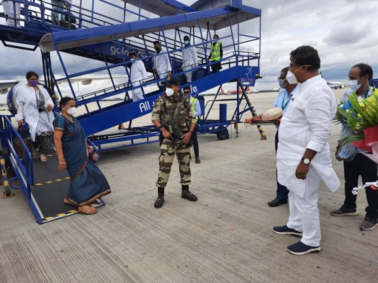 <p>ರಾಜ್ಯಕ್ಕೆ ನೂತನ ರಾಜ್ಯಪಾಲರಾಗಿ ನೇಮಕವಾಗಿರುವ ಥಾವರ್ ಚಂದ್ ಗೆಹ್ಲೋಟ್ ಅವರು ಇಂದು(ಭಾನುವಾರ) ರಾಜ್ಯಕ್ಕಾಗಮಿಸಿದರು.</p> <p>ರಾಜ್ಯಕ್ಕೆ ನೂತನ ರಾಜ್ಯಪಾಲರಾಗಿ ನೇಮಕವಾಗಿರುವ ಥಾವರ್ ಚಂದ್ ಗೆಹ್ಲೋಟ್ ಅವರು ಇಂದು(ಭಾನುವಾರ) ರಾಜ್ಯಕ್ಕಾಗಮಿಸಿದರು.</p>