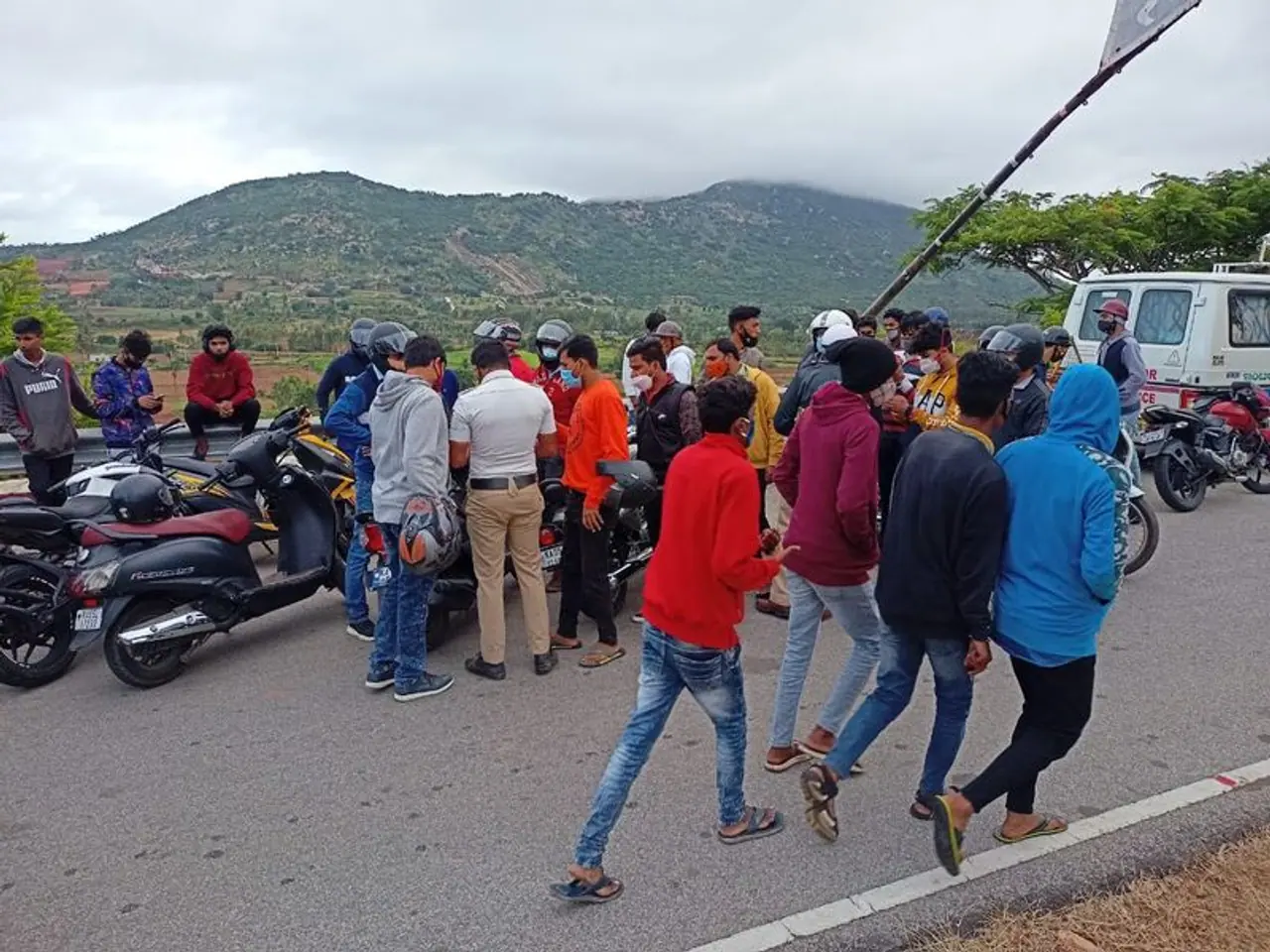 <p>ರಾಜ್ಯದಲ್ಲಿ ತೆರವುಗೊಂಡ ಲಾಕ್ಡೌನ್</p> <p>ರಾಜ್ಯದಲ್ಲಿ ತೆರವುಗೊಂಡ ಲಾಕ್ಡೌನ್</p>