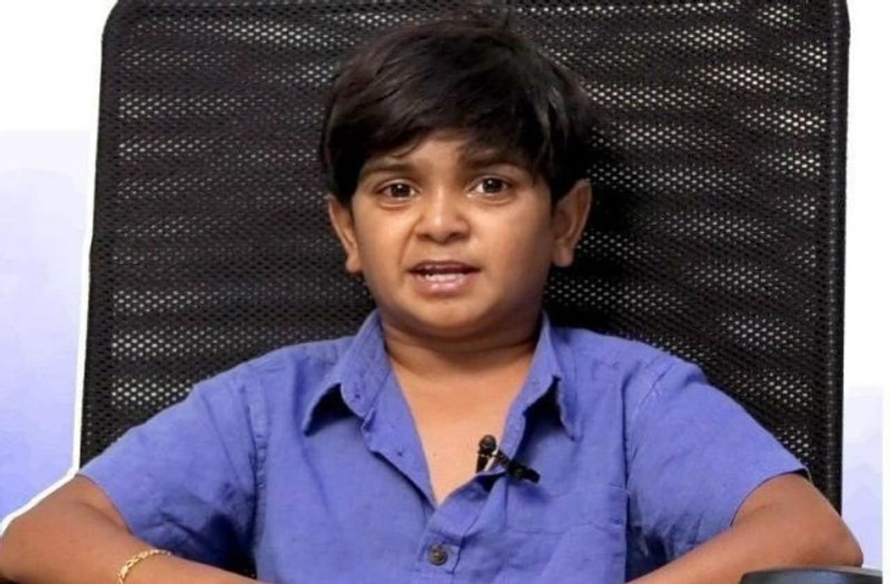 జబర్దస్త్ తో పాటు అనుభవించు రాజా ప్రోగ్రామ్ తో బాగా ఫేమస్ అయ్యాడు నరేష్. ఇటీవల ప్రారంభమైన శ్రీదేవి డ్రామా కంపెనీ ప్రోగ్రాం లో కూడా నరేష్ ప్రధాన ఆకర్షణగా నిలుస్తున్నారు. జబర్దస్త్ తో పాటు అనుభవించు రాజా ప్రోగ్రామ్ తో బాగా ఫేమస్ అయ్యాడు నరేష్. ఇటీవల ప్రారంభమైన శ్రీదేవి డ్రామా కంపెనీ ప్రోగ్రాం లో కూడా నరేష్ ప్రధాన ఆకర్షణగా నిలుస్తున్నారు.