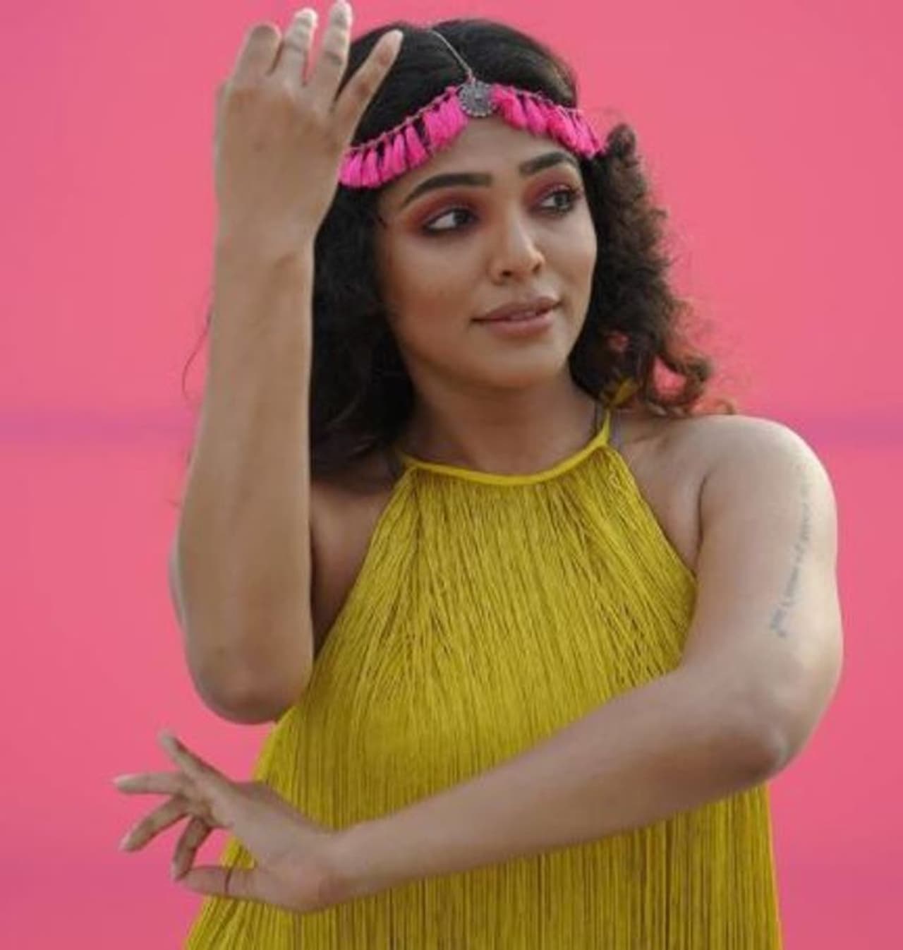 <p>മഞ്ഞനിറത്തിലുള്ള മനോഹരമായ ഗൗൺ ധരിച്ച് നില്‍ക്കുന്ന റിമയുടെ ചിത്രമാണ് ഇപ്പോള്‍ ശ്രദ്ധ നേടുന്നത്. ഔദ്യോഗിക ഇന്‍സ്റ്റാഗ്രാം അക്കൗണ്ടിലൂടെയാണ് താരം ചിത്രം പങ്കുവച്ചിരിക്കുന്നത്.</p>