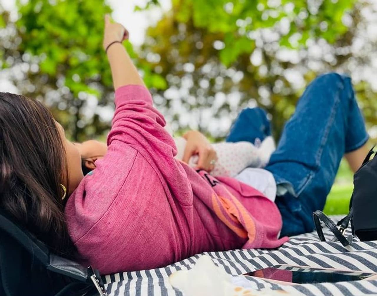 <p>ಅನುಷ್ಕಾ ಶರ್ಮಾ ಮತ್ತು ವಿರಾಟ್ ಕೊಹ್ಲಿ ಮಗಳು ವಮಿಕಾ ಜೊತೆ ಇಂಗ್ಲೆಂಡ್ನಲ್ಲಿ ಕಾಲ ಕಳೆಯುತ್ತಿದ್ದಾರೆ.</p> <p>ಅನುಷ್ಕಾ ಶರ್ಮಾ ಮತ್ತು ವಿರಾಟ್ ಕೊಹ್ಲಿ ಮಗಳು ವಮಿಕಾ ಜೊತೆ ಇಂಗ್ಲೆಂಡ್ನಲ್ಲಿ ಕಾಲ ಕಳೆಯುತ್ತಿದ್ದಾರೆ.</p>