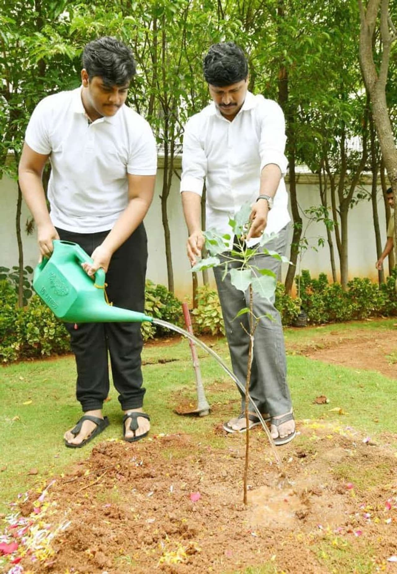 <p>కేటీఆర్ తనయుడు కల్వకుంట్ల హిమాన్షు పుట్టినరోజు నేడు. ఈ సందర్భంగా గ్రీన్ ఇండియా ఛాలెంజ్ లో భాగంగా మొక్కలు నాటారు. ఈ సందర్భంగా తన బాబాయి, గ్రీన్ ఇండియా ఛాలెంజ్ సృష్టికర్త, రాజ్యసభ సభ్యులు జోగినిపల్లి సంతోష్ కుమార్ తో కలిసి గ్రీన్ ఇండియా ఛాలెంజ్ లో భాగంగా ప్రగతి భవన్ లో మంత్రి కేటీఆర్ గారి తనయుడు కల్వకుంట్ల హిమాన్షు మొక్కలు నాటారు.</p> <p>కేటీఆర్ తనయుడు కల్వకుంట్ల హిమాన్షు పుట్టినరోజు నేడు. ఈ సందర్భంగా గ్రీన్ ఇండియా ఛాలెంజ్ లో భాగంగా మొక్కలు నాటారు. ఈ సందర్భంగా తన బాబాయి, గ్రీన్ ఇండియా ఛాలెంజ్ సృష్టికర్త, రాజ్యసభ సభ్యులు జోగినిపల్లి సంతోష్ కుమార్ తో కలిసి గ్రీన్ ఇండియా ఛాలెంజ్ లో భాగంగా ప్రగతి భవన్ లో మంత్రి కేటీఆర్ గారి తనయుడు కల్వకుంట్ల హిమాన్షు మొక్కలు నాటారు.</p>