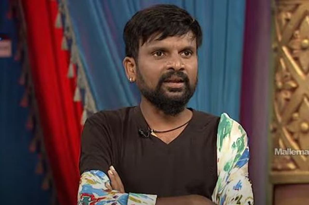 `జబర్దస్త్` షోలో తనకంటూ ఓ ప్రత్యేకమైన గుర్తింపు తెచ్చుకున్నాడు జీవన్. ఇటీవల ఆయన ఆనారోగ్యానికి గురయ్యారు. ప్రాణాపాయ స్థితి నుంచి కోలుకున్నారు. తిరిగి `ఎక్స్ ట్రా జబర్దస్త్` షోలో పాల్గొన్నాడు. `జబర్దస్త్` షోలో తనకంటూ ఓ ప్రత్యేకమైన గుర్తింపు తెచ్చుకున్నాడు జీవన్. ఇటీవల ఆయన ఆనారోగ్యానికి గురయ్యారు. ప్రాణాపాయ స్థితి నుంచి కోలుకున్నారు. తిరిగి `ఎక్స్ ట్రా జబర్దస్త్` షోలో పాల్గొన్నాడు.