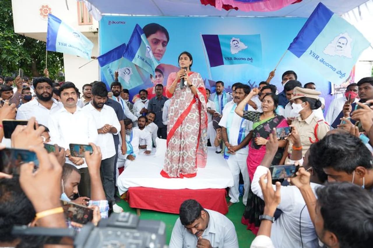 వేదికపై ప్రసంగిస్తున్న వైఎస్ షర్మిల వేదికపై ప్రసంగిస్తున్న వైఎస్ షర్మిల