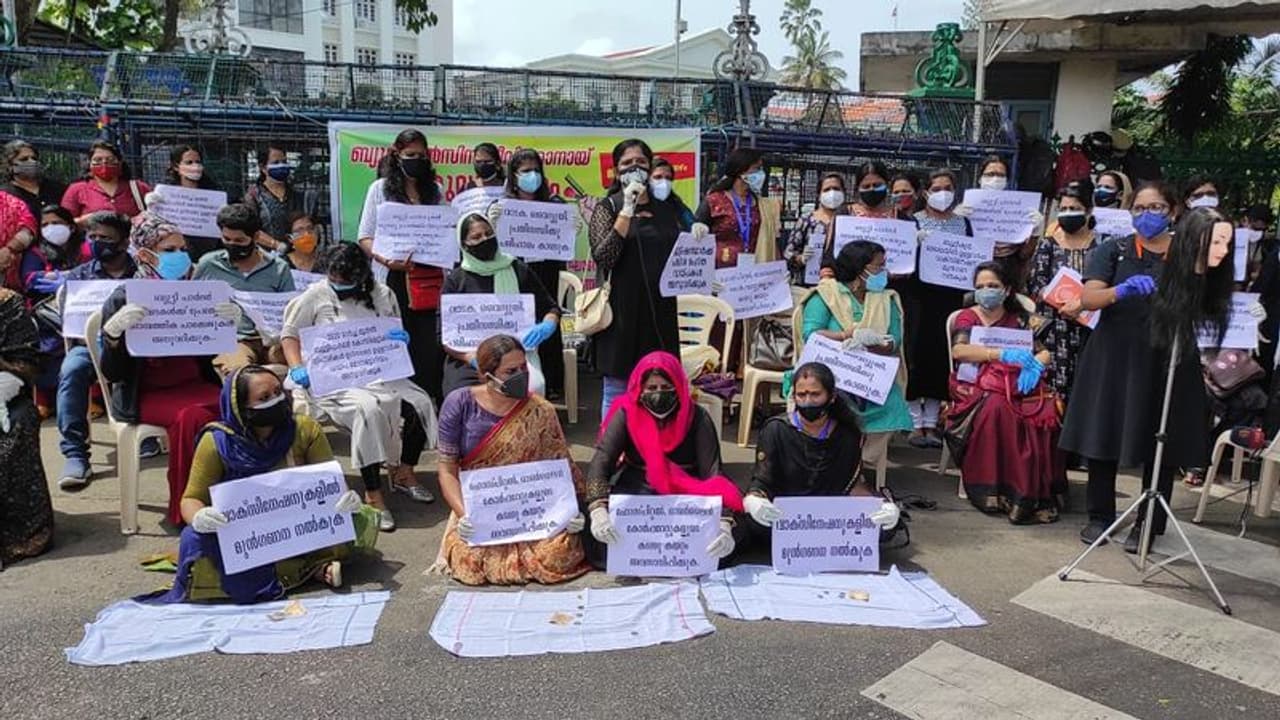 <p>ബാര്ബര് ഷാപ്പുകള് തുറക്കാന് സര്ക്കാര് അനുമതി നല്കിയെങ്കിലും ബ്യൂട്ടി പാര്ലറുകള് തുറക്കാന് ഇതുവരെയും അനുമതി നല്കിയിട്ടില്ല. ഇതിനെ തുടര്ന്നായിരുന്നു ഇവര് സമരവുമായി രംഗത്തെത്തിയത്. </p> <p>ബാര്ബര് ഷാപ്പുകള് തുറക്കാന് സര്ക്കാര് അനുമതി നല്കിയെങ്കിലും ബ്യൂട്ടി പാര്ലറുകള് തുറക്കാന് ഇതുവരെയും അനുമതി നല്കിയിട്ടില്ല. ഇതിനെ തുടര്ന്നായിരുന്നു ഇവര് സമരവുമായി രംഗത്തെത്തിയത്. </p>