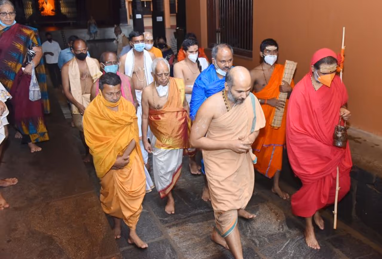 <p>ಮೈಸೂರಿನ ಶ್ರೀ ಗಣಪತಿ ಸಚ್ಚಿದಾನಂದ ಸ್ವಾಮೀಜಿಯವರ ಶಿಷ್ಯ, ಶ್ರೀ ದತ್ತ ವಿಜಯಾನಂದ ಸ್ವಾಮೀಜಿಯವರು ಇಂದು (ಮಂಗಳವಾರ) ಉಡುಪಿ ಶ್ರೀಕೃಷ್ಣಕ್ಕೆ ಭೇಟಿ ನೀಡಿದರು.</p> <p>ಮೈಸೂರಿನ ಶ್ರೀ ಗಣಪತಿ ಸಚ್ಚಿದಾನಂದ ಸ್ವಾಮೀಜಿಯವರ ಶಿಷ್ಯ, ಶ್ರೀ ದತ್ತ ವಿಜಯಾನಂದ ಸ್ವಾಮೀಜಿಯವರು ಇಂದು (ಮಂಗಳವಾರ) ಉಡುಪಿ ಶ್ರೀಕೃಷ್ಣಕ್ಕೆ ಭೇಟಿ ನೀಡಿದರು.</p>