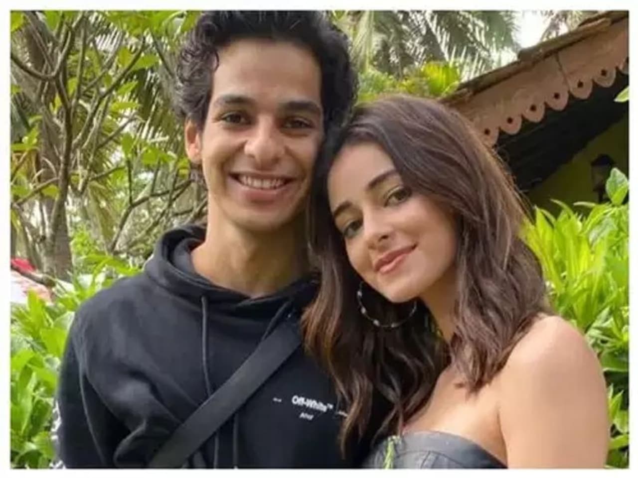 <p>ಬಾಲಿವುಡ್ನ ರೂಮರ್ಡ್ ಕಪಲ್ ಅನನ್ಯಾ ಪಾಂಡೆ ಮತ್ತು ಇಶಾನ್ ಖಟ್ಟರ್ ಗಮನ ಸೆಳೆಯುತ್ತಿದ್ದಾರೆ.<br /> </p><p> </p> <p>ಬಾಲಿವುಡ್ನ ರೂಮರ್ಡ್ ಕಪಲ್ ಅನನ್ಯಾ ಪಾಂಡೆ ಮತ್ತು ಇಶಾನ್ ಖಟ್ಟರ್ ಗಮನ ಸೆಳೆಯುತ್ತಿದ್ದಾರೆ.<br /> </p><p> </p>