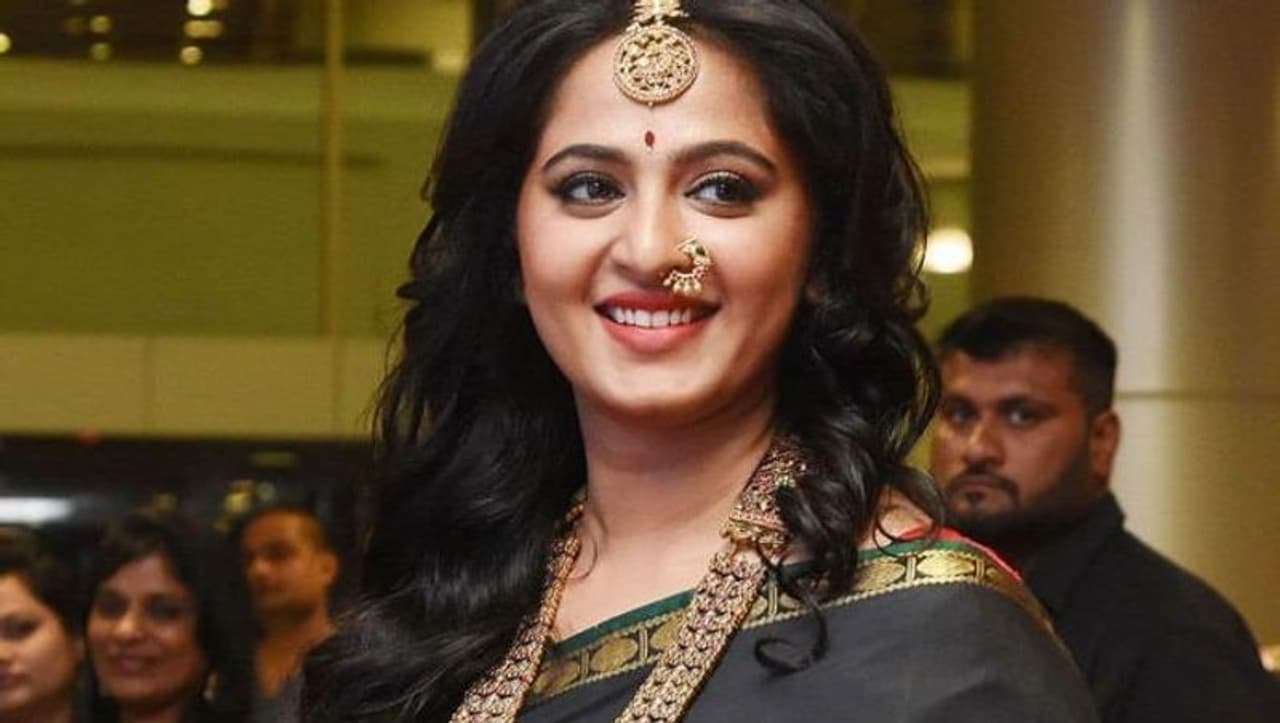 అనుష్క శెట్టి కోట్లాది తెలుగు ఆడియెన్స్ డ్రీమ్ గర్ల్. ఈ యోగా టీచర్ అందానికే కాదు, అద్భుతమైన నటనకి కోట్లాది మంది అభిమానులున్నారు. అనుష్క శెట్టి కోట్లాది తెలుగు ఆడియెన్స్ డ్రీమ్ గర్ల్. ఈ యోగా టీచర్ అందానికే కాదు, అద్భుతమైన నటనకి కోట్లాది మంది అభిమానులున్నారు.