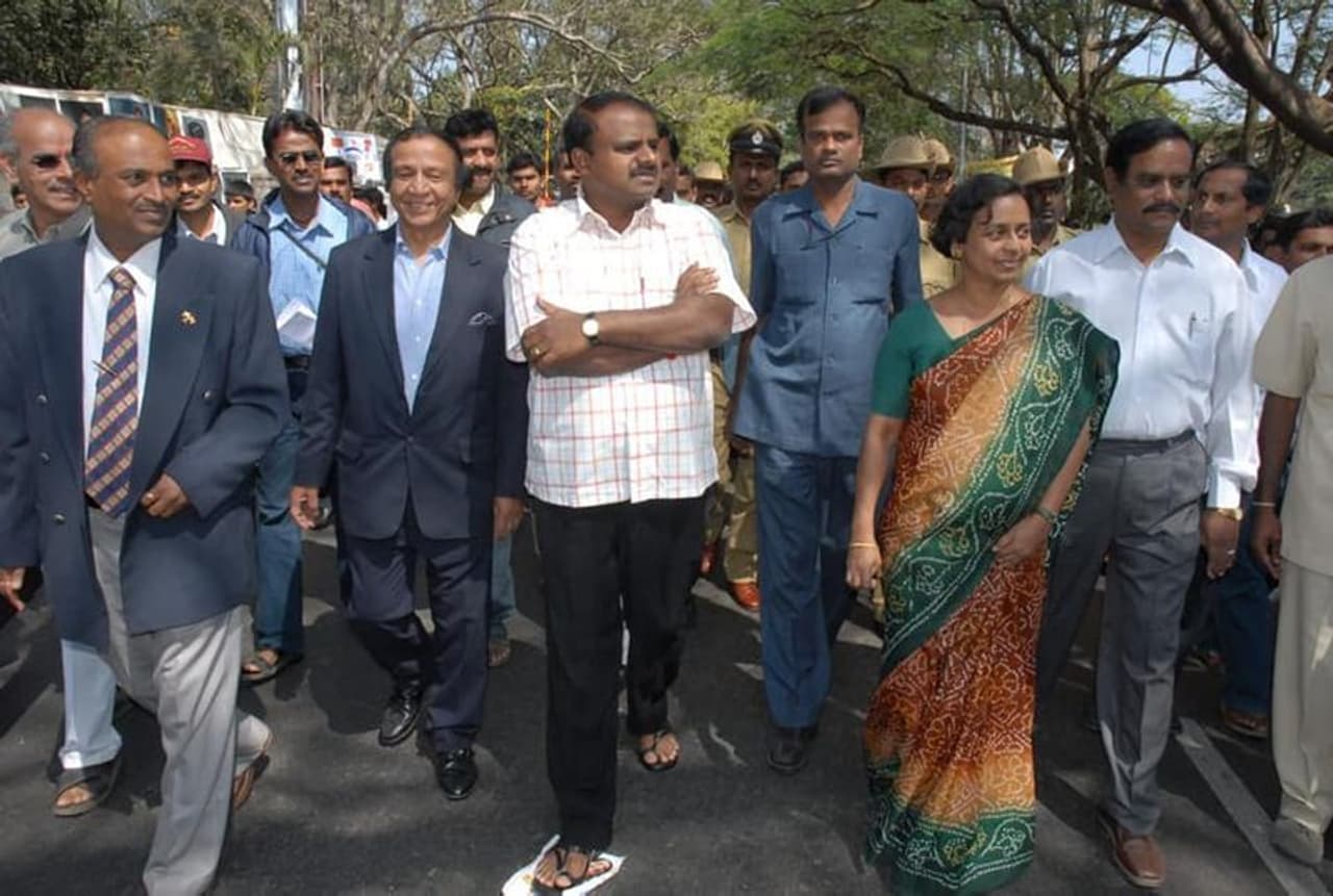 <p>ಅಂಬರೀಶ್ ಎದುರು ಕೈಕಟ್ಟಿ ಕುಮಾರಸ್ವಾಮಿ ನಿಂತಿರುವ ಪೋಟೋ ವೈರಲ್ ಮಾಡಿದ್ದ ಸುಮಲತಾ ಅಭಿಮಾನಿಗಳಿಗೆ ಎಚ್ಡಿಕೆ ಅಭಿಮಾನಿಗಳು ಉತ್ತರ ನೀಡಿದ್ದಾರೆ. </p> <p>ಅಂಬರೀಶ್ ಎದುರು ಕೈಕಟ್ಟಿ ಕುಮಾರಸ್ವಾಮಿ ನಿಂತಿರುವ ಪೋಟೋ ವೈರಲ್ ಮಾಡಿದ್ದ ಸುಮಲತಾ ಅಭಿಮಾನಿಗಳಿಗೆ ಎಚ್ಡಿಕೆ ಅಭಿಮಾನಿಗಳು ಉತ್ತರ ನೀಡಿದ್ದಾರೆ. </p>