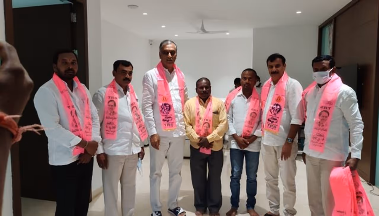 <p>మంత్రి హరీష్ రావు, ఎంపీ కొత్త ప్రభాకర్ రెడ్డి గార్ల &nbsp;సమక్షంలో దుబ్బాక మున్సిపాలిటీ కి చెందిన ఇద్దరు మున్సిపల్ కౌన్సిలర్లు స్వంత గూటికి చేరుకున్నారు.&nbsp;</p><p>వీరికి కండువా కప్పి పార్టీలోకి తిరిగి స్వాగతం పలికారు మంత్రి హరీష్ రావు. నిన్న బిజెపి రాష్ట్ర అధ్యక్షుడు బండి సంజయ్ ఆధ్వర్యంలో ముగ్గురు టీఆర్ఎస్ కౌన్సిలర్లు బిజెపిలో చేరిన విషయం తెలిసిందే. &nbsp;</p>