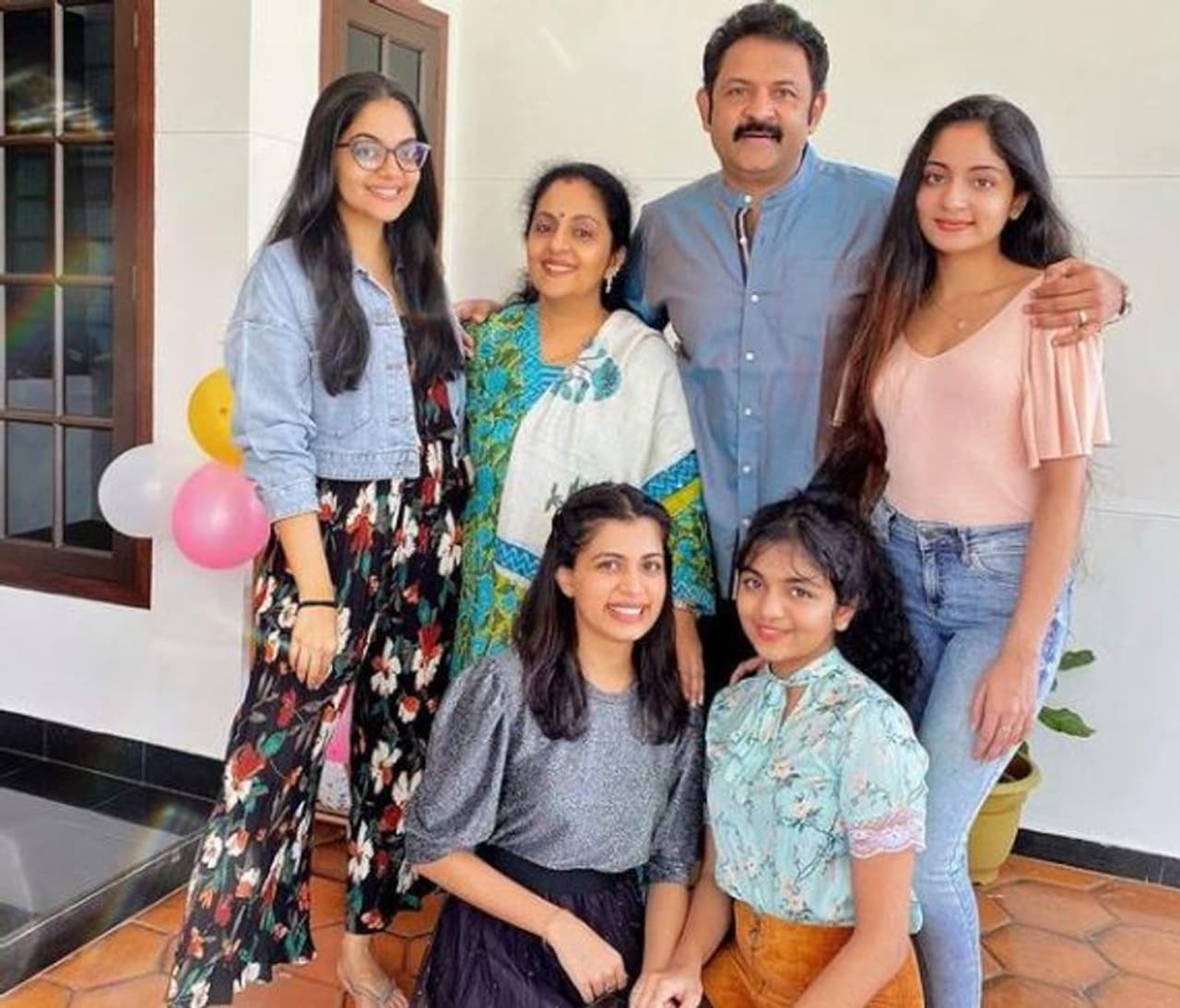 <p>ನಟ ಕೃಷ್ಣಕುಮಾರ್ ಇಡೀ ಕುಟುಂಬ ಸೋಷಿಯಲ್ ಮೀಡಿಯಾದಲ್ಲಿ ಸಖತ್ ಅಕ್ಟೀವ್ ಆಗಿದ್ದಾರೆ.</p> <p>ನಟ ಕೃಷ್ಣಕುಮಾರ್ ಇಡೀ ಕುಟುಂಬ ಸೋಷಿಯಲ್ ಮೀಡಿಯಾದಲ್ಲಿ ಸಖತ್ ಅಕ್ಟೀವ್ ಆಗಿದ್ದಾರೆ.</p>