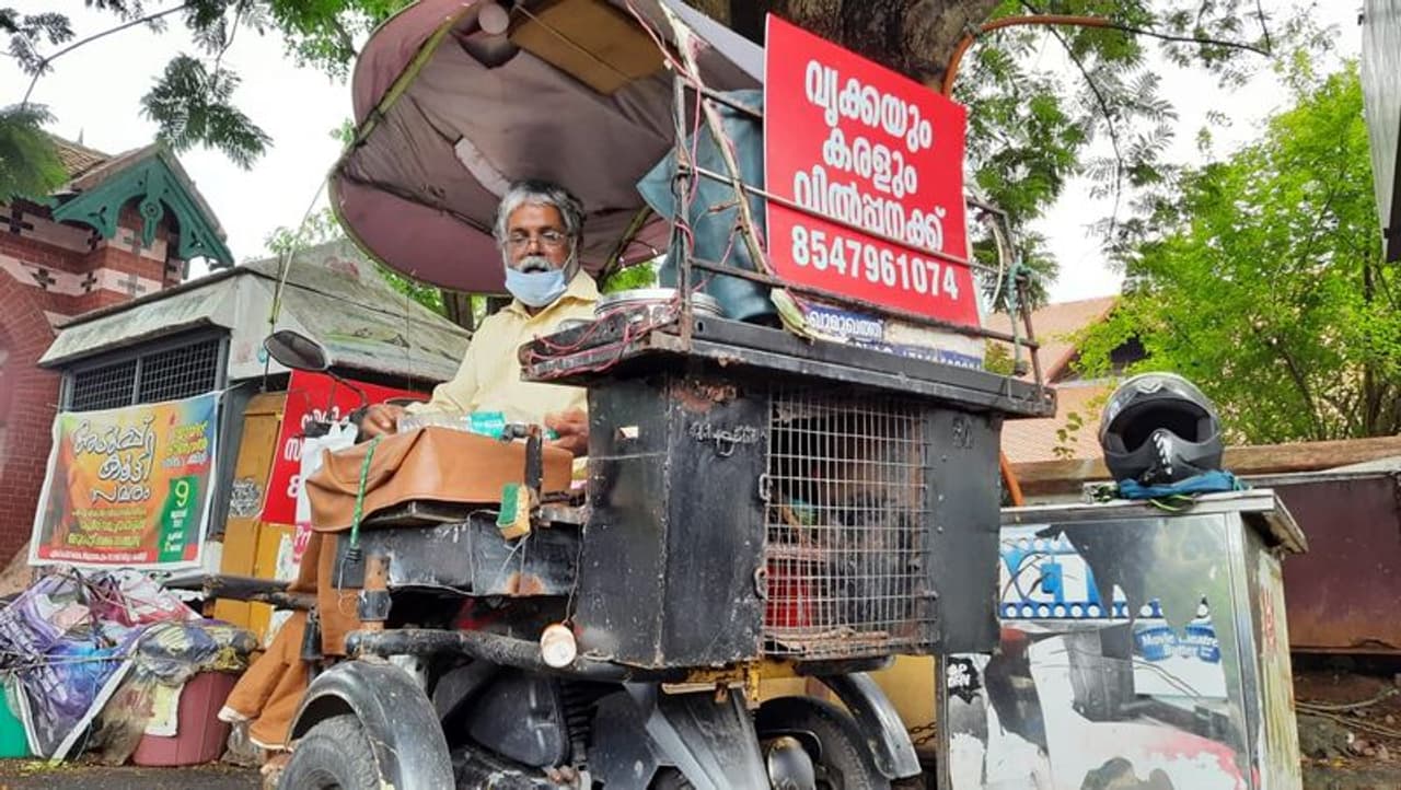 <p>ഒരു ദിവസത്തിന്റെ ഭാരം ഒഴിച്ച് വെക്കാനായി ശംഖുമുഖത്തെത്തുന്ന സന്ദര്ശകര്ക്ക് മുന്നില് ഒരായുസ്സിന്റെ ഭാരവും പേറിയാണ് റൊണാള്ഡ് പാടിയിരുന്നത്. സുഖവും ദുഃഖവും പ്രണയുവും വിരഹവും... അങ്ങനെ ജീവിതത്തിലെ എല്ലാ ഭാവങ്ങളും അദ്ദേഹം തന്റെ കേള്വിക്കാര്ക്കായി പങ്കുവച്ചു. </p><p> </p> <p>ഒരു ദിവസത്തിന്റെ ഭാരം ഒഴിച്ച് വെക്കാനായി ശംഖുമുഖത്തെത്തുന്ന സന്ദര്ശകര്ക്ക് മുന്നില് ഒരായുസ്സിന്റെ ഭാരവും പേറിയാണ് റൊണാള്ഡ് പാടിയിരുന്നത്. സുഖവും ദുഃഖവും പ്രണയുവും വിരഹവും... അങ്ങനെ ജീവിതത്തിലെ എല്ലാ ഭാവങ്ങളും അദ്ദേഹം തന്റെ കേള്വിക്കാര്ക്കായി പങ്കുവച്ചു. </p><p> </p>
