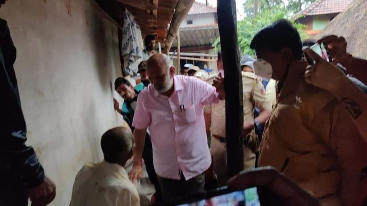 <p>ಮಂಗಳವಾರ ತಾಲೂಕಿನ ಉಂಚಳ್ಳಿ ಗ್ರಾಪಂ ವ್ಯಾಪ್ತಿಯ ಮುಂಡಿಗೆಹಳ್ಳಯಲ್ಲಿ ಮನೆ ಗೋಡೆ ಕುಸಿದು ಮೃತಪಟ್ಟಿದ್ದ ಯಶೋದಾ ಬಂಗಾರ ಗೌಡ </p> <p>ಮಂಗಳವಾರ ತಾಲೂಕಿನ ಉಂಚಳ್ಳಿ ಗ್ರಾಪಂ ವ್ಯಾಪ್ತಿಯ ಮುಂಡಿಗೆಹಳ್ಳಯಲ್ಲಿ ಮನೆ ಗೋಡೆ ಕುಸಿದು ಮೃತಪಟ್ಟಿದ್ದ ಯಶೋದಾ ಬಂಗಾರ ಗೌಡ </p>