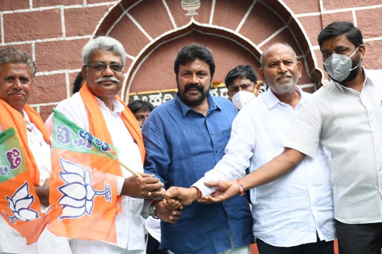 <p>ಗ್ರಾಮದಲ್ಲಿ ಜರುಗಿದ ಸಮಾರಂಭದಲ್ಲಿ ಬಿಜೆಪಿ ಪಕ್ಷದ ತತ್ವ ಸಿದ್ಧಾಂತಗಳು ಹಾಗೂ ಕೇಂದ್ರದಲ್ಲಿ ಪ್ರಧಾನಿ ನರೇಂದ್ರ ಮೋದಿ ನಾಯಕತ್ವ, ಅಭಿವೃದ್ಧಿ ಕಾರ್ಯಗಳು ಮತ್ತು ರಾಜ್ಯದಲ್ಲಿ ಮುಖ್ಯಮಂತ್ರಿ ಬಿ.ಎಸ್‌. ಯಡಿಯೂರಪ್ಪ ಅವರ ಜನಪರ ಆಡಳಿತ ಮೆಚ್ಚಿ ಬಿಜೆಪಿಗೆ ಸೇರ್ಪಡೆಗೊಂಡ ಪ್ರದೀಪಗೌಡ ಮಾಲಿಪಾಟೀಲ್‌&nbsp;</p>