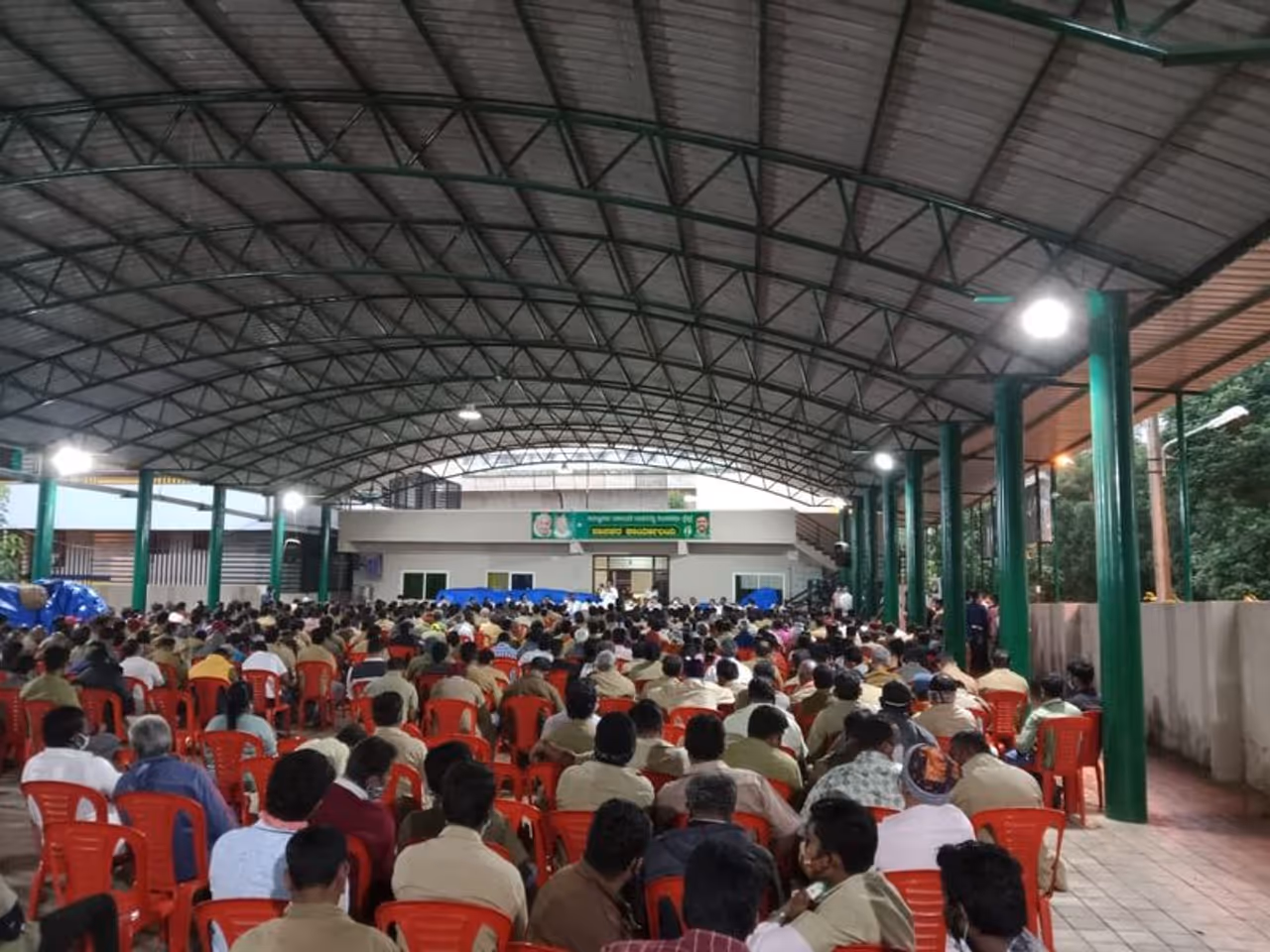 <p><br /> ಮಾನ್ಯ ಜನಸ್ನೇಹಿ ಶಾಸಕರಾದ ಶ್ರೀ ಆರ್ ಮಂಜುನಾಥ್ ರವರು ಇಂದು ದಾಸರಹಳ್ಳಿ ವಿಧಾನಸಭಾ ಕ್ಷೇತ್ರದ 1100 ಆಟೋ ಚಾಲಕರು ಹಾಗೂ ಕ್ಯಾಬ್ ಚಾಲಕರಿಗೆ ಆಹಾರ ಕಿಟ್ ಸಾಮಗ್ರಿಗಳನ್ನು ವಿತರಿಸಿದರು. </p> <p><br /> ಮಾನ್ಯ ಜನಸ್ನೇಹಿ ಶಾಸಕರಾದ ಶ್ರೀ ಆರ್ ಮಂಜುನಾಥ್ ರವರು ಇಂದು ದಾಸರಹಳ್ಳಿ ವಿಧಾನಸಭಾ ಕ್ಷೇತ್ರದ 1100 ಆಟೋ ಚಾಲಕರು ಹಾಗೂ ಕ್ಯಾಬ್ ಚಾಲಕರಿಗೆ ಆಹಾರ ಕಿಟ್ ಸಾಮಗ್ರಿಗಳನ್ನು ವಿತರಿಸಿದರು. </p>