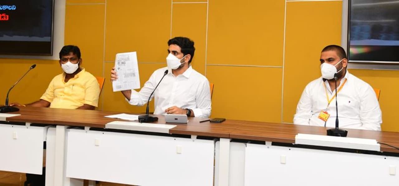 మంగళగిరి: గత అసెంబ్లీ ఎన్నికల సమయంలో ఫ్యాన్ చేతపట్టి తిప్పుతూ అధికారం రాగానే 2.30 లక్షల ప్రభుత్వ ఉద్యోగాలు భర్తీ చేస్తానని హామీ ఇచ్చింది నిజం కాదా జగన్ రెడ్డి? అని టిడిపి జాతీయ ప్రధాన కార్యదర్శి నారా లోకేష్ నిలదీశారు. అంతేకాదు 2.30 లక్షల ఉద్యోగాలకు ఒకేసారి నోటిఫికేషన్ అని కూడా అన్నారు కదా? అని ప్రశ్నించారు. ఇప్పుడు అదే ఫ్యాన్ కి ఉరేసుకొని నిరుద్యోగ యువత ఆత్మహత్యలు చేసుకుంటున్నారు... కనిపించడం లేదా అని మండిపడ్డారు. అధికారంలోకి వచ్చిన రెండేళ్ల తర్వాత 10 వేల ఉద్యోగాలతో జాదూ క్యాలెండర్ విడుదల చేసారని లోకేష్ ఆగ్రహం వ్యక్తం చేశారు. మంగళగిరి: గత అసెంబ్లీ ఎన్నికల సమయంలో ఫ్యాన్ చేతపట్టి తిప్పుతూ అధికారం రాగానే 2.30 లక్షల ప్రభుత్వ ఉద్యోగాలు భర్తీ చేస్తానని హామీ ఇచ్చింది నిజం కాదా జగన్ రెడ్డి? అని టిడిపి జాతీయ ప్రధాన కార్యదర్శి నారా లోకేష్ నిలదీశారు. అంతేకాదు 2.30 లక్షల ఉద్యోగాలకు ఒకేసారి నోటిఫికేషన్ అని కూడా అన్నారు కదా? అని ప్రశ్నించారు. ఇప్పుడు అదే ఫ్యాన్ కి ఉరేసుకొని నిరుద్యోగ యువత ఆత్మహత్యలు చేసుకుంటున్నారు... కనిపించడం లేదా అని మండిపడ్డారు. అధికారంలోకి వచ్చిన రెండేళ్ల తర్వాత 10 వేల ఉద్యోగాలతో జాదూ క్యాలెండర్ విడుదల చేసారని లోకేష్ ఆగ్రహం వ్యక్తం చేశారు.