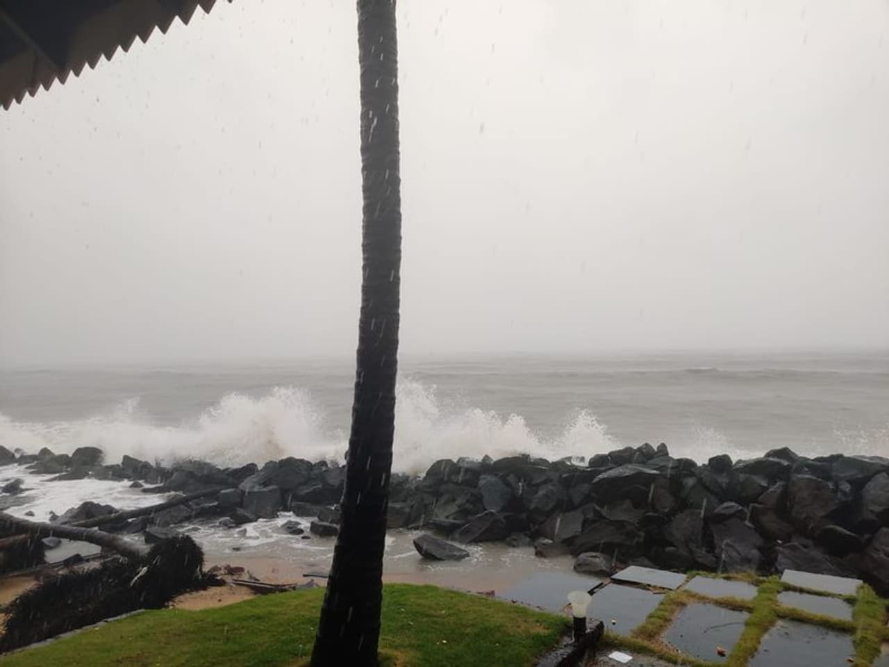 <p>ಮಂಗಳೂರಿನಲ್ಲಿ ಸುರಿಯುತ್ತಿರೋ ಭಾರೀ ಮಳೆಗೆ ಅರಬ್ಬೀ ಸಮುದ್ರ ಪ್ರಕ್ಷುಬ್ಧ</p>